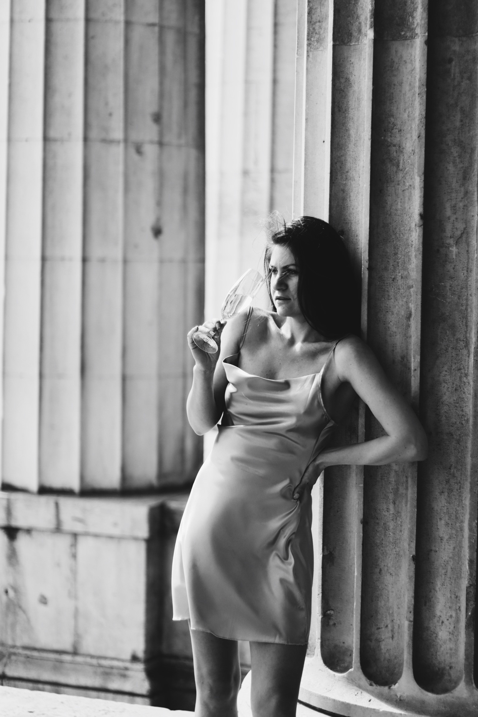 Колонны и бокал. Анастасия Крылова | Фотограф в Будапеште & Мюнхене