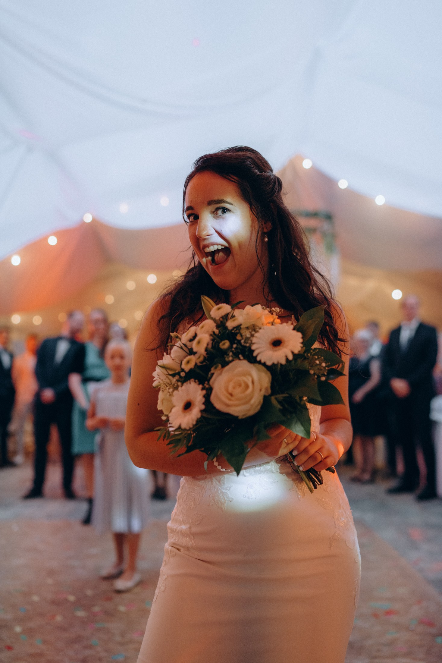 Braut wirft Blumenstrauß – Hochzeitsmoment in Dresden