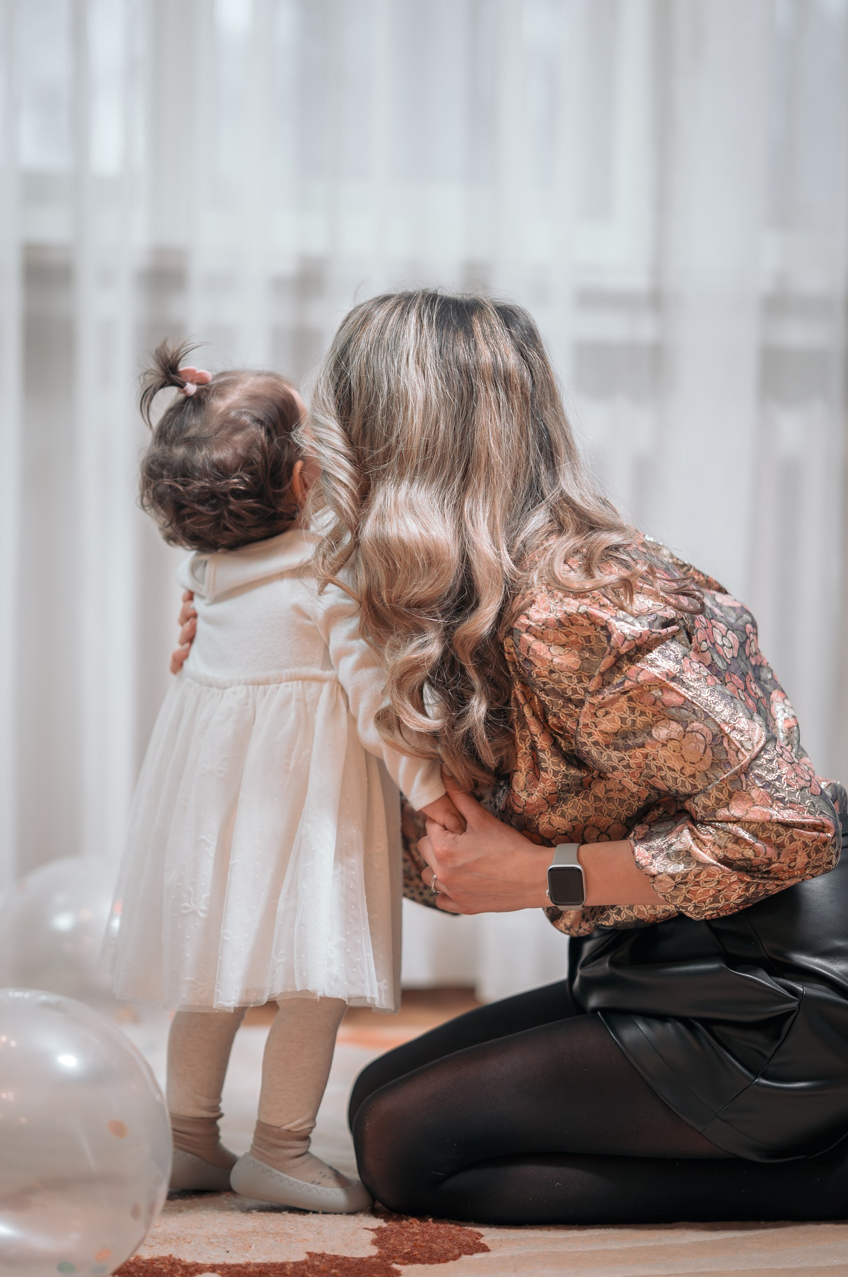 Moment cald și autentic între mamă și fiică surprins de fotograful InCadru din București. Specializați în capturarea poveștilor și emoțiilor de familie prin fotografii profesionale. Descoperă portofoliul nostru de evenimente și portrete de familie pe incadru.ro.