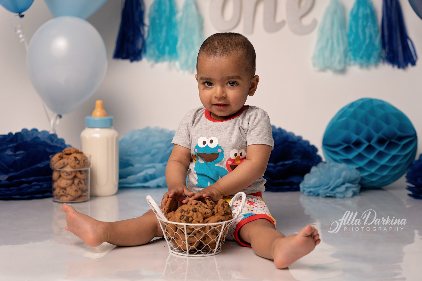 Cookie monster cake smash for Aavyan. Sneak peek. Newborn and family photographer. Hills District. Sydney