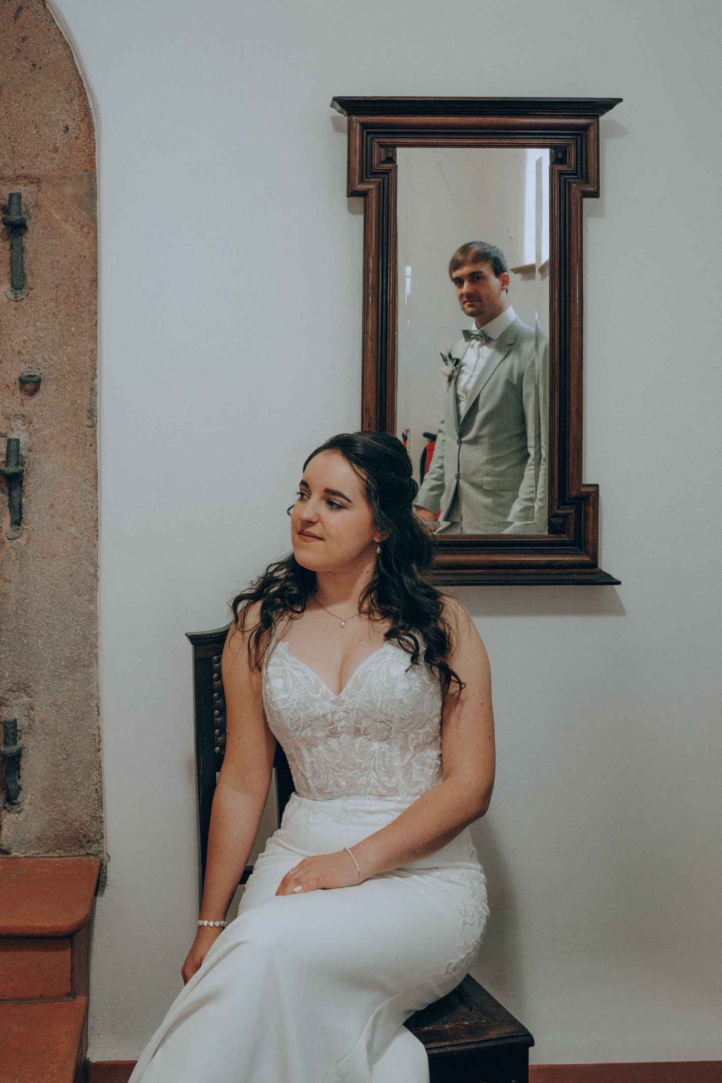 Braut sitzt im Hochzeitskleid – stilvolle Hochzeitsfotografie Dresden