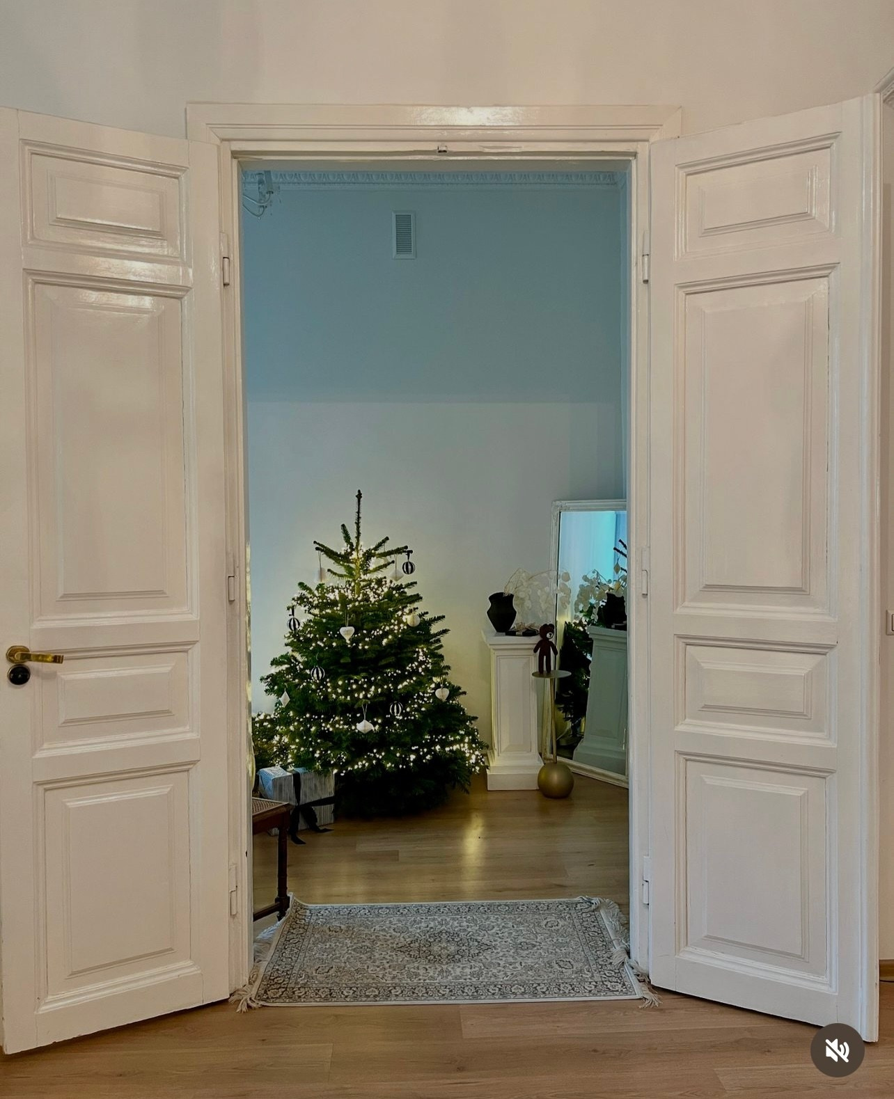 Christmas Photo Studios in Vilnius: Top Studios for Holiday Photoshoots. Framed by Evelina | Destination Wedding Photographer from Lithuania | Europe