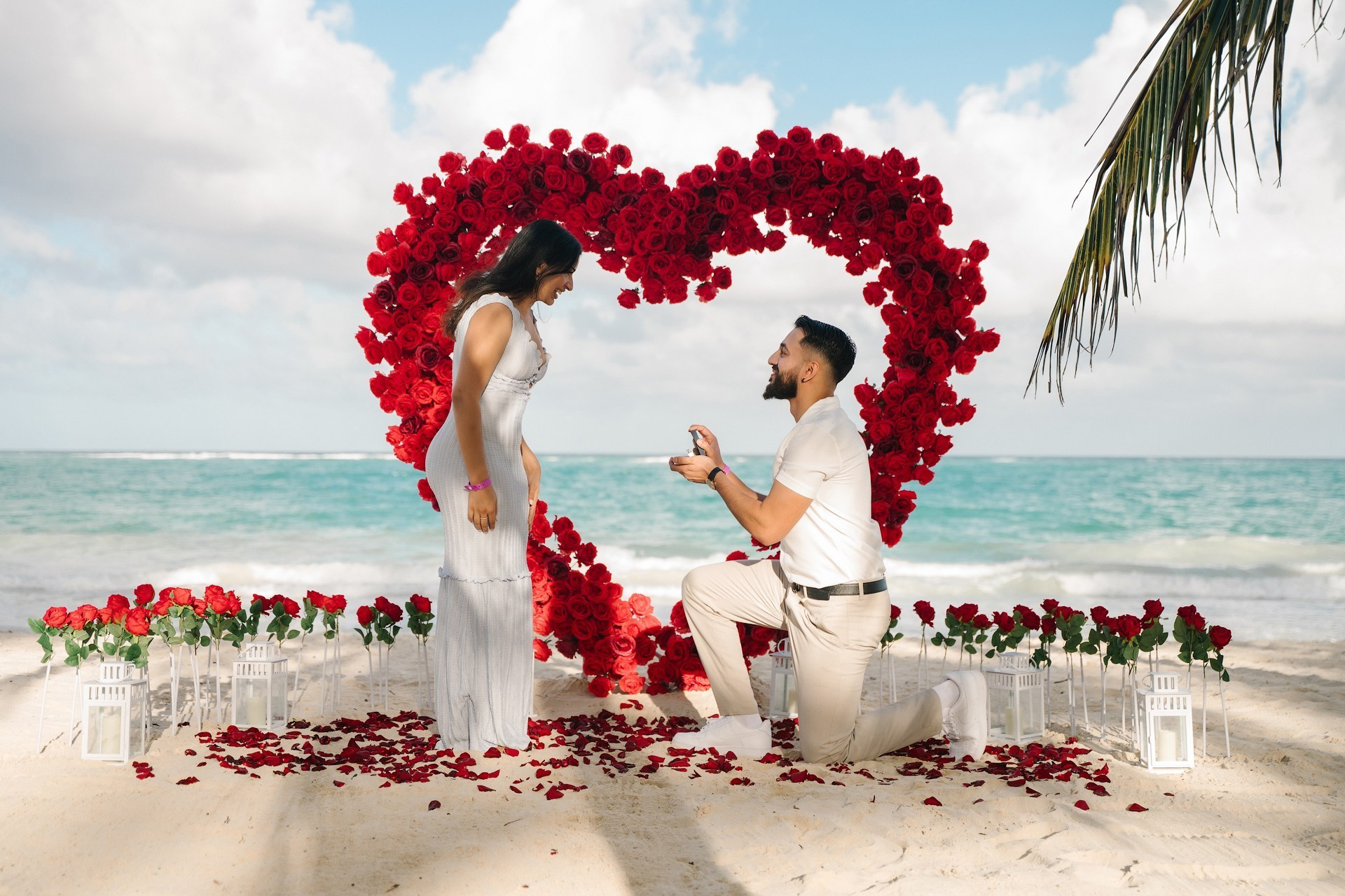 Propuesta con Arco Floral en Punta Cana — Corazón Romántico
