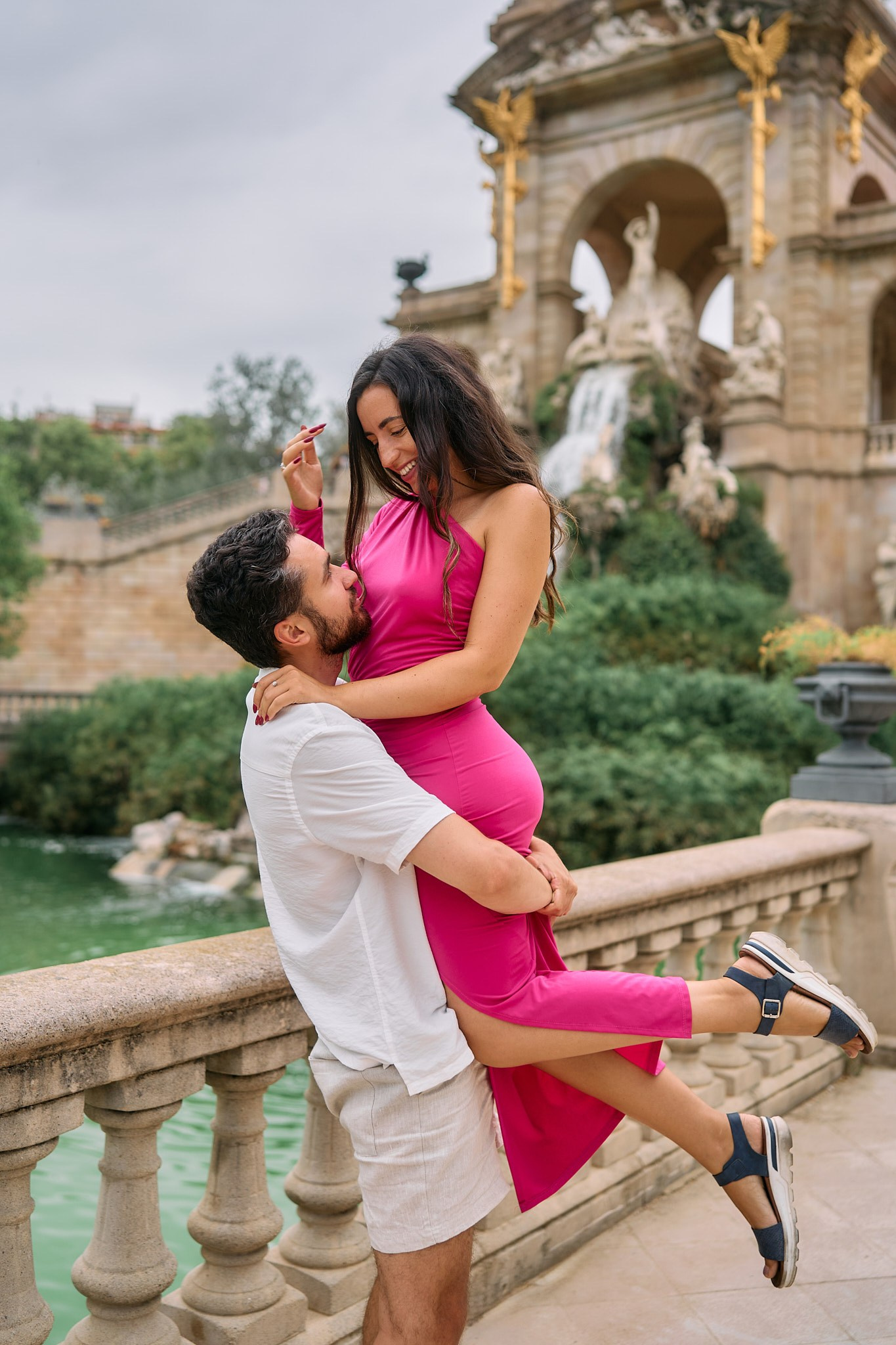 Description of the Ciutadella Parc location for a  love-story or individual photo shoot in Barcelona, examples of photos. POSTCARD.BCN Photographer Kate in Barcelona. Love-story, family or individual photo shoots