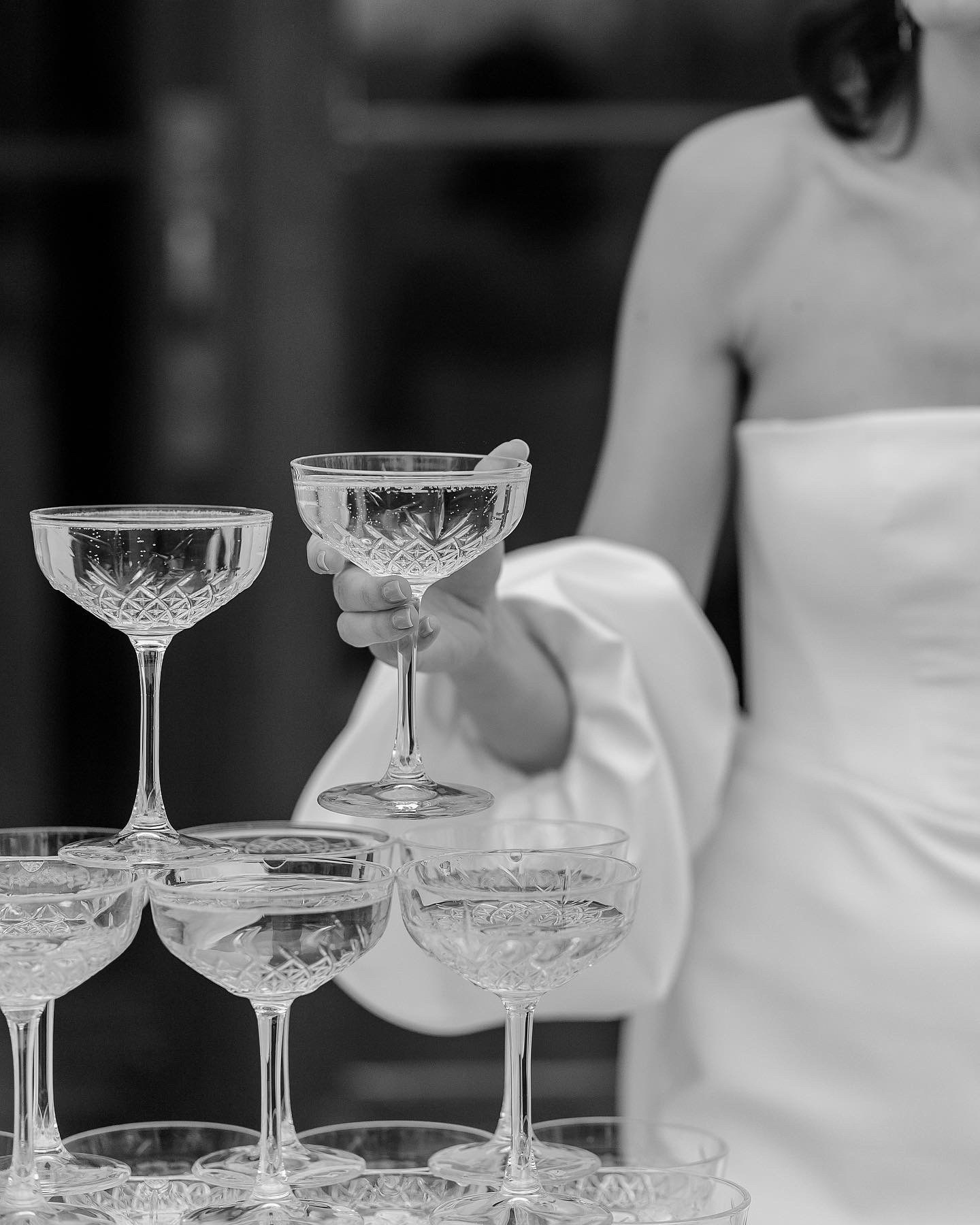 Editoriale Detailaufnahme Champagnergläser bei der Hochzeitsfeier – Hochzeitsreportage Berlin | Nataliia Schütze