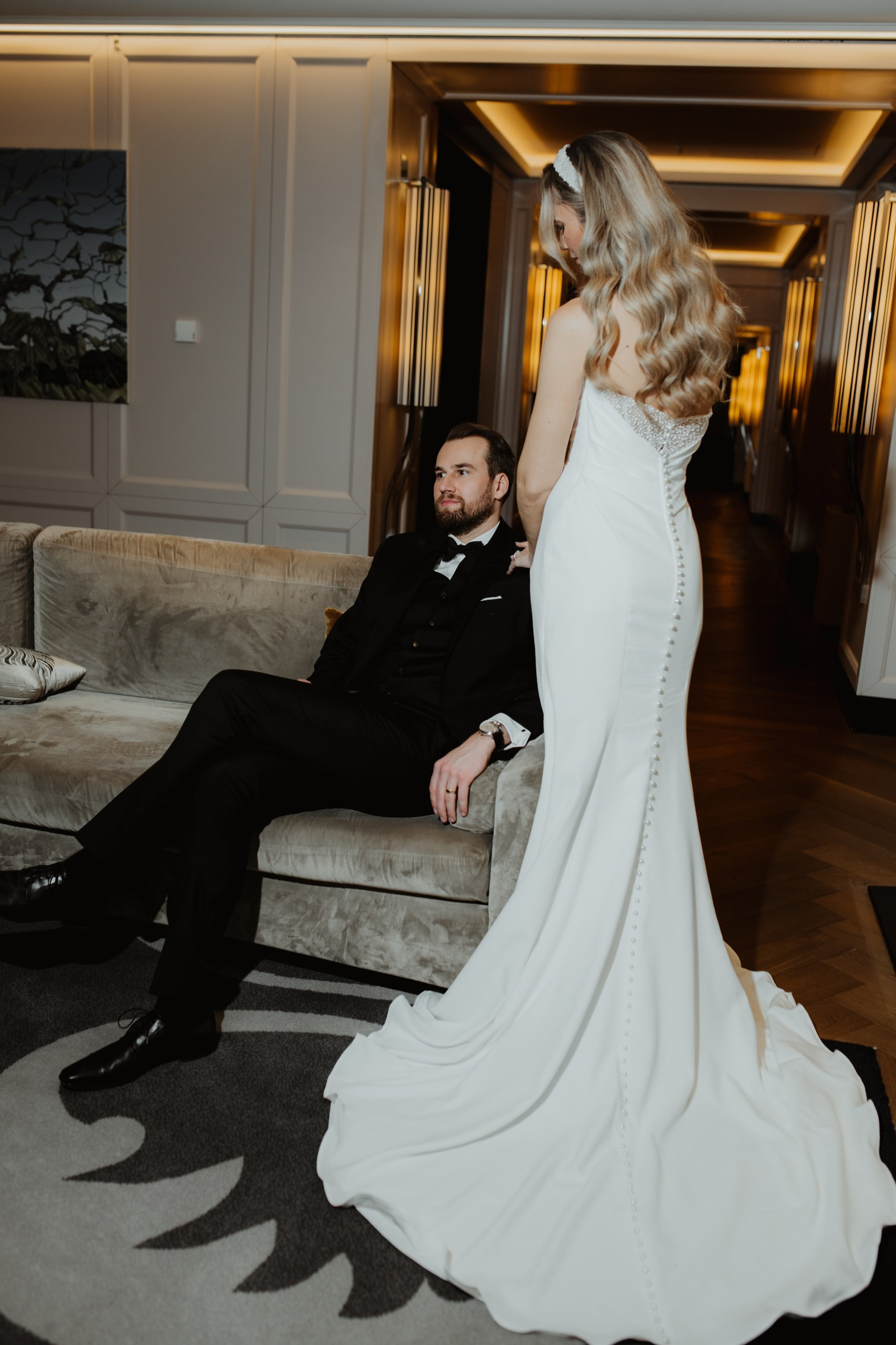 Braut und Bräutigam lachen gemeinsam – Hochzeit Würzburg