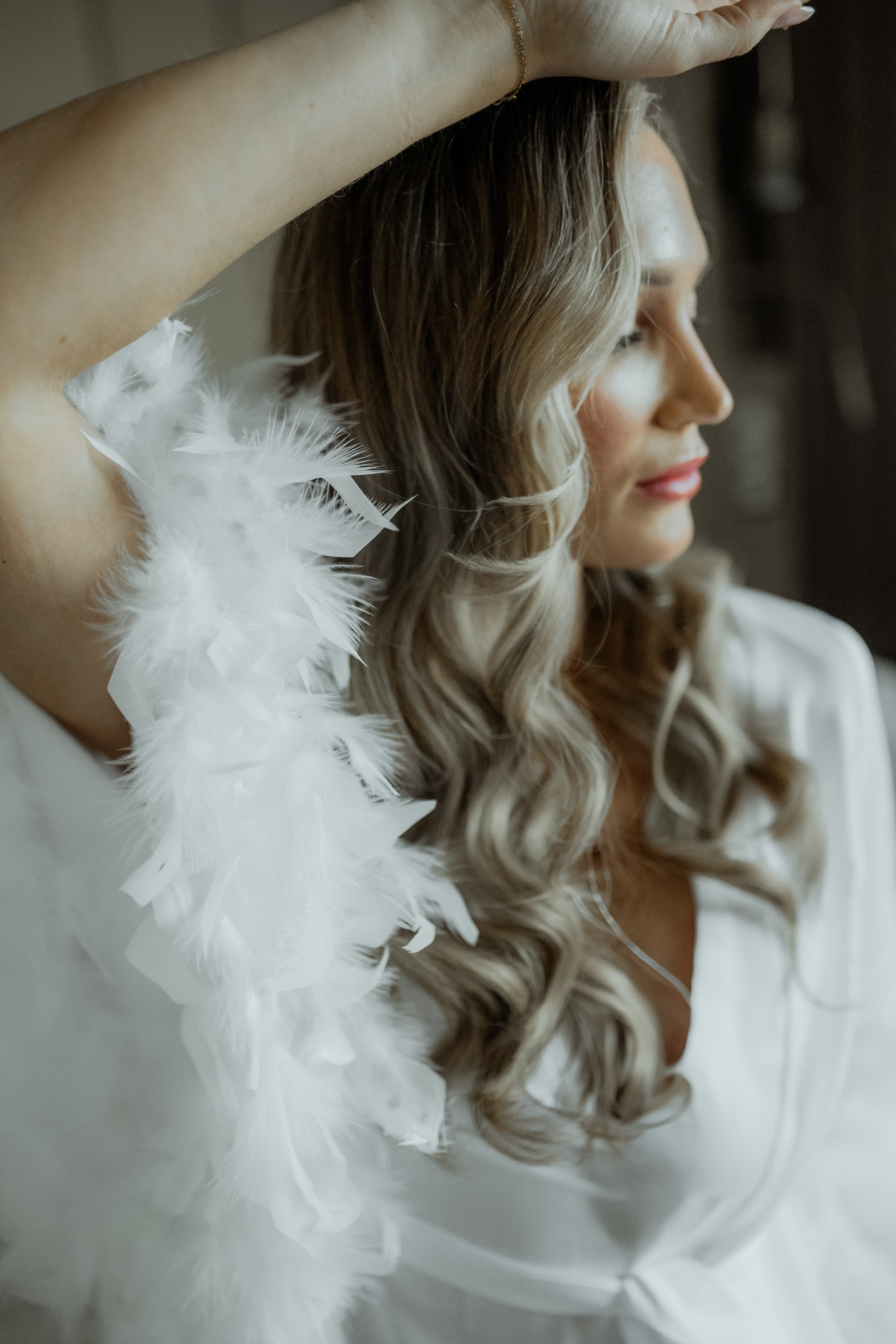 Braut zieht ihr Hochzeitskleid an – Hochzeitsfotograf Würzburg