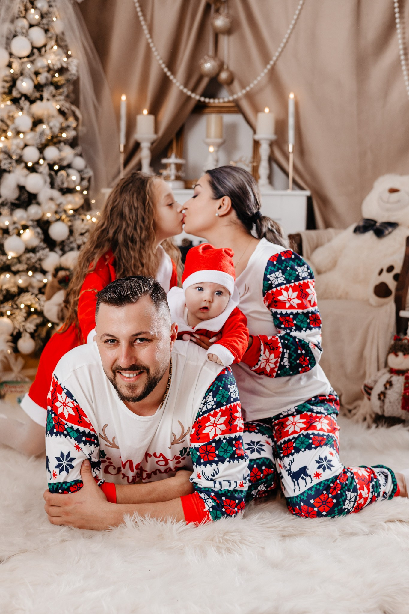 Ședințe Foto Crăciun 2025 Piatra Neamț | Fotografii de Sărbători | FotoACTIV. Fotograf Profesionist Piatra Neamț, Roman, Târgu Neamț, Bicaz, Neamț | Studio, Nuntă, Botez, Eveniment | FotoACTIV