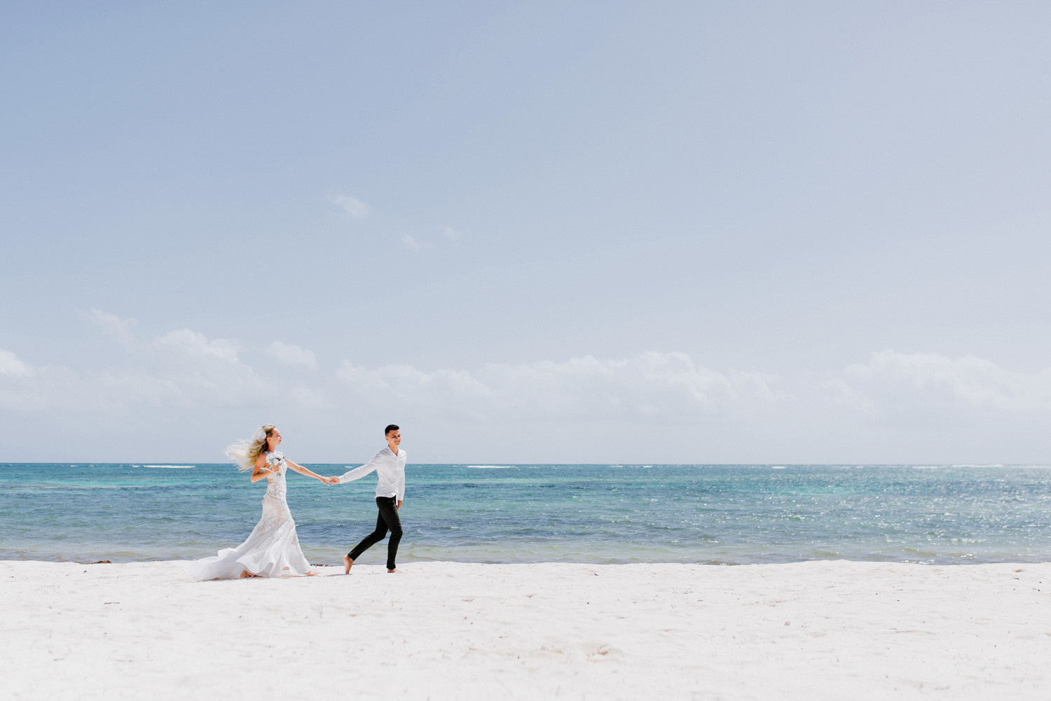 Молодожены бегут в дольщика океана.