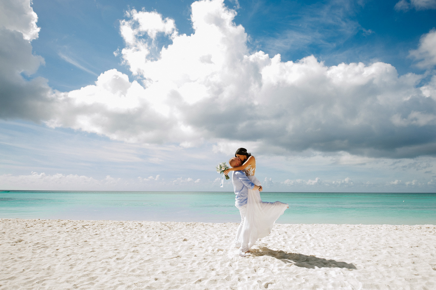 Жених взял невесту на руки. 