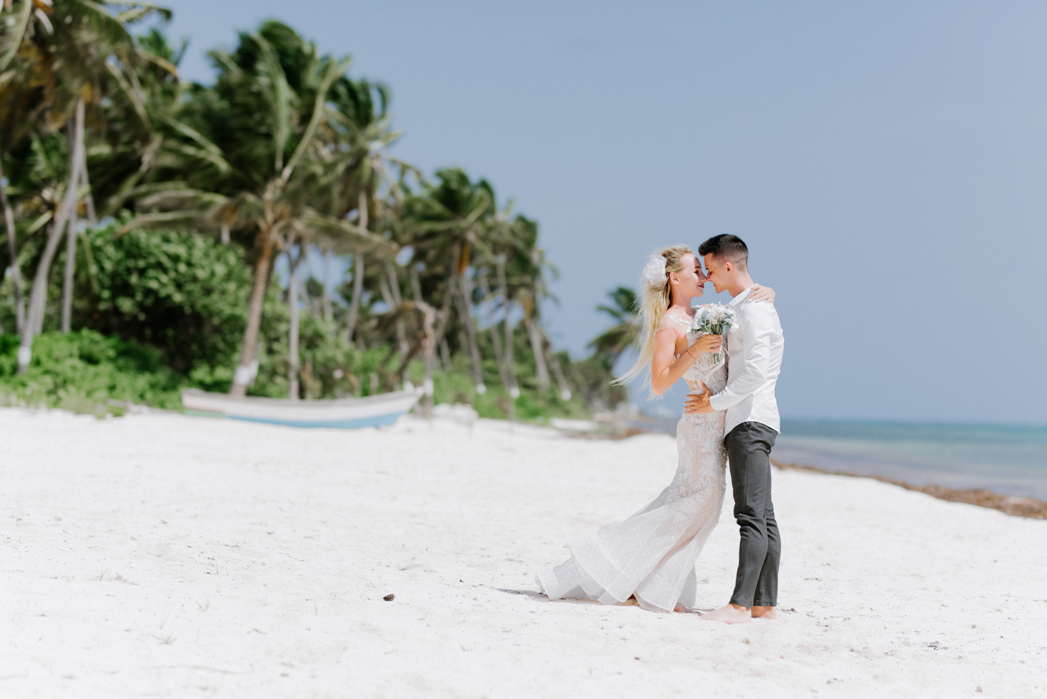 Невеста и жених позируют на пляже в Доминикане. 