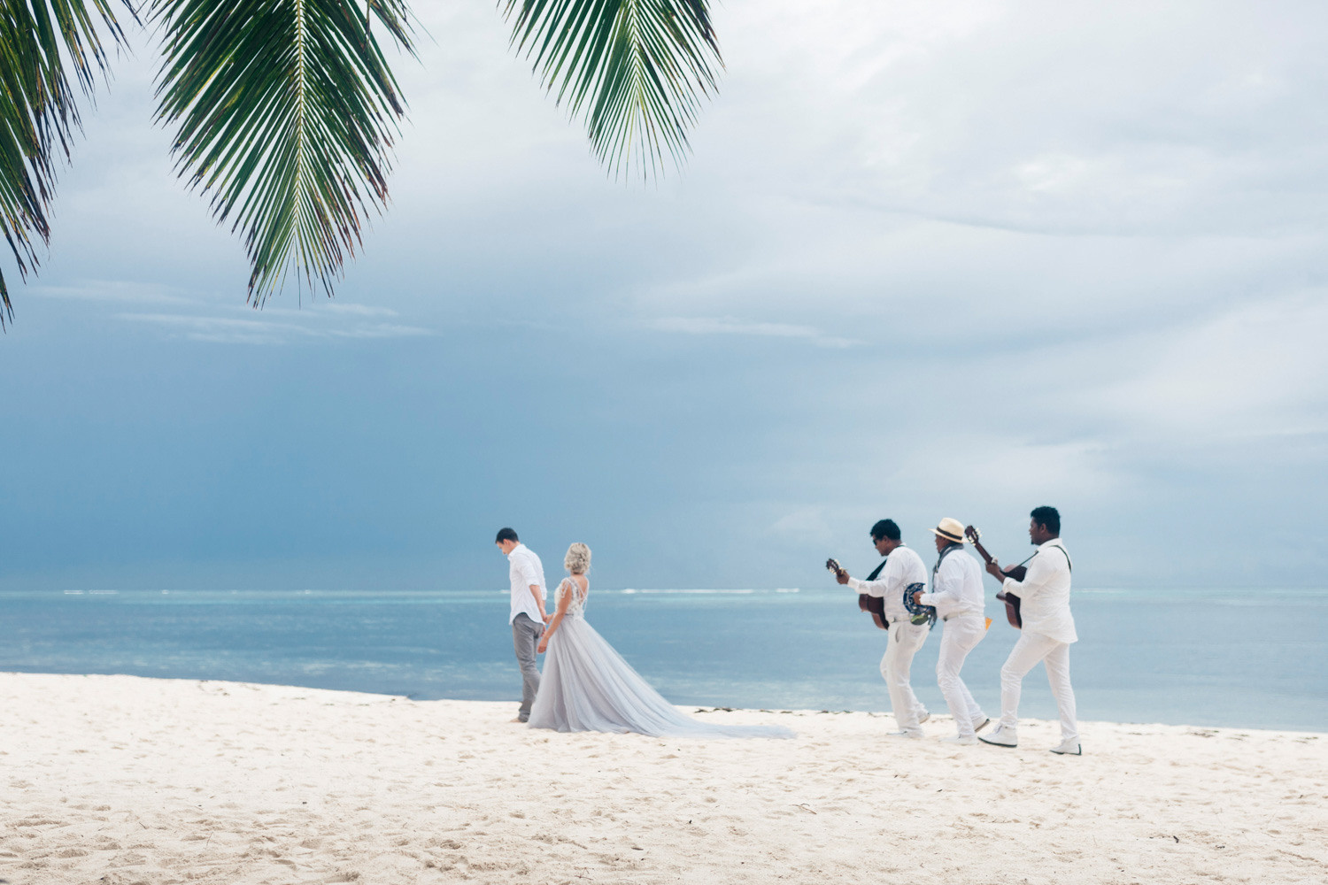 Жених и невеста прогуливаются в дольщика береговой линии. 