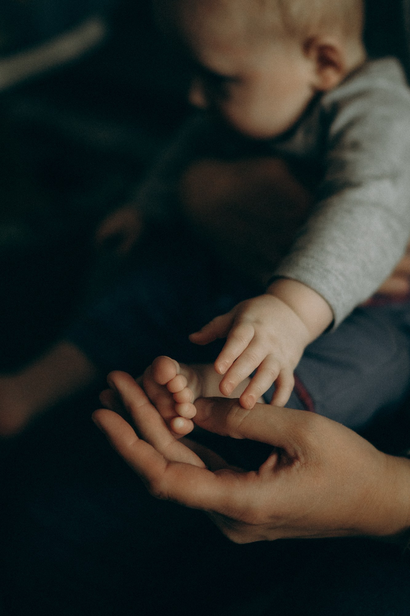 Мамины руки держат ручки ребёнка — трогательная семейная фотосессия, домашняя фотография