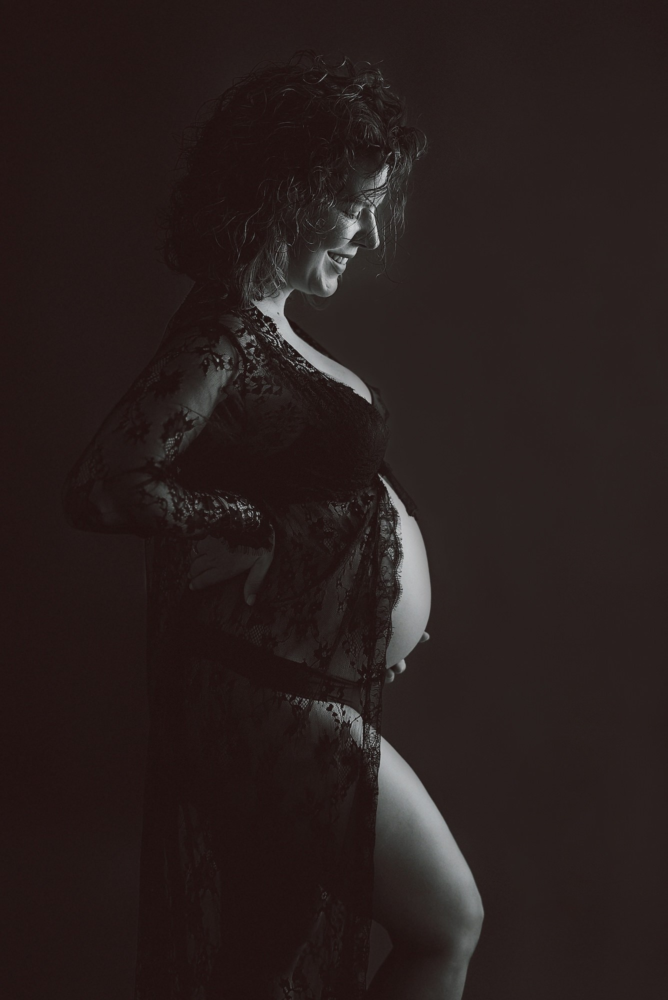 Fotos de embarazada en estudio con luz suave