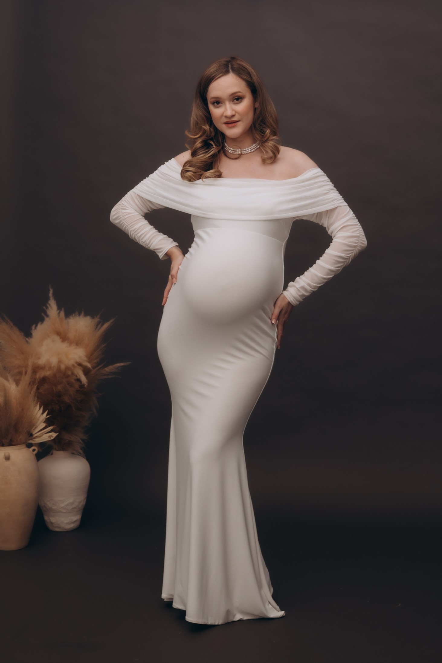 A women’s photo shoot at a photo studio. Family and children’s lifestyle photographer Elena Tumanova