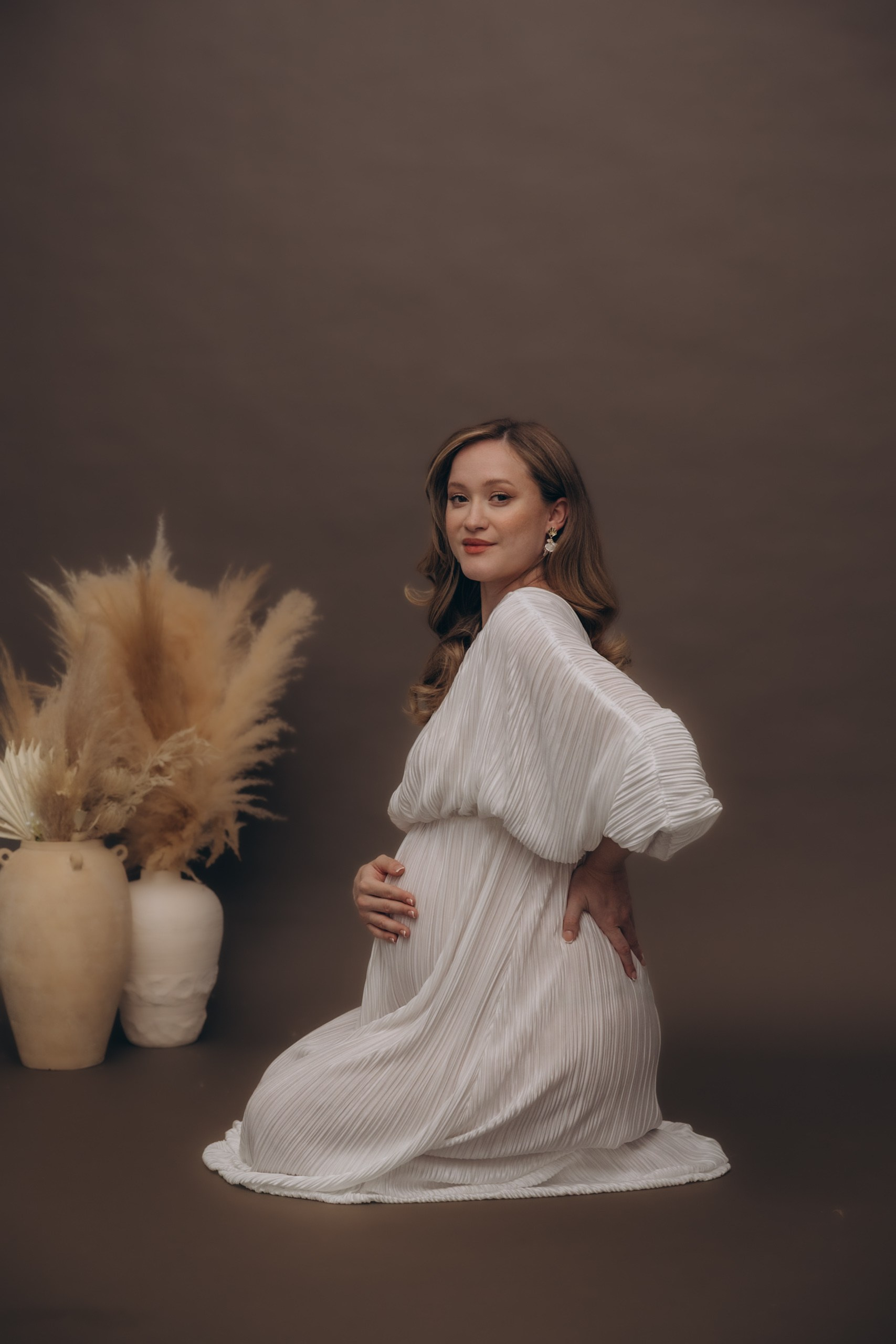 A women’s photo shoot at a photo studio. Family and children’s lifestyle photographer Elena Tumanova