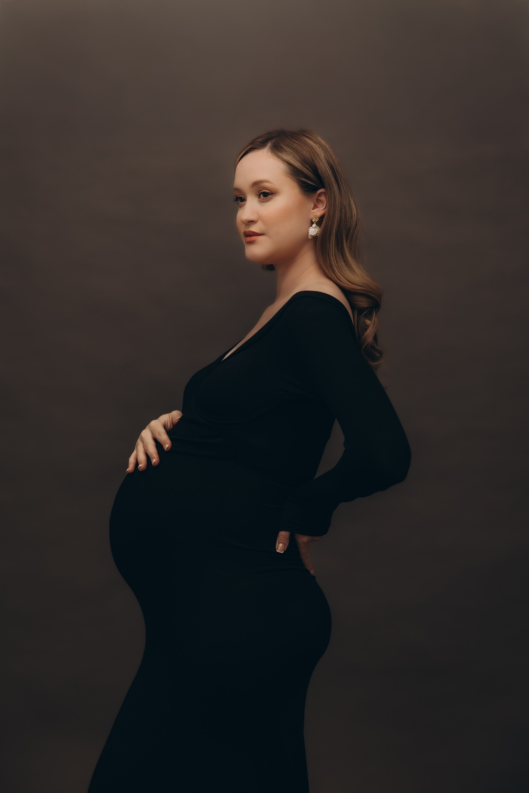 A women’s photo shoot at a photo studio. Family and children’s lifestyle photographer Elena Tumanova