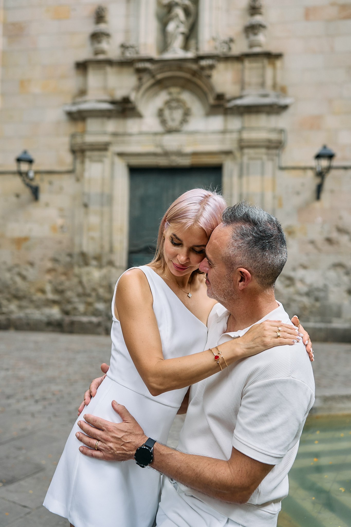 Description of the Old City location for a  love-story or individual photo shoot in Barcelona, examples of photos taken at this photo spot. POSTCARD.BCN Photographer Kate in Barcelona. Love-story, family or individual photo shoots