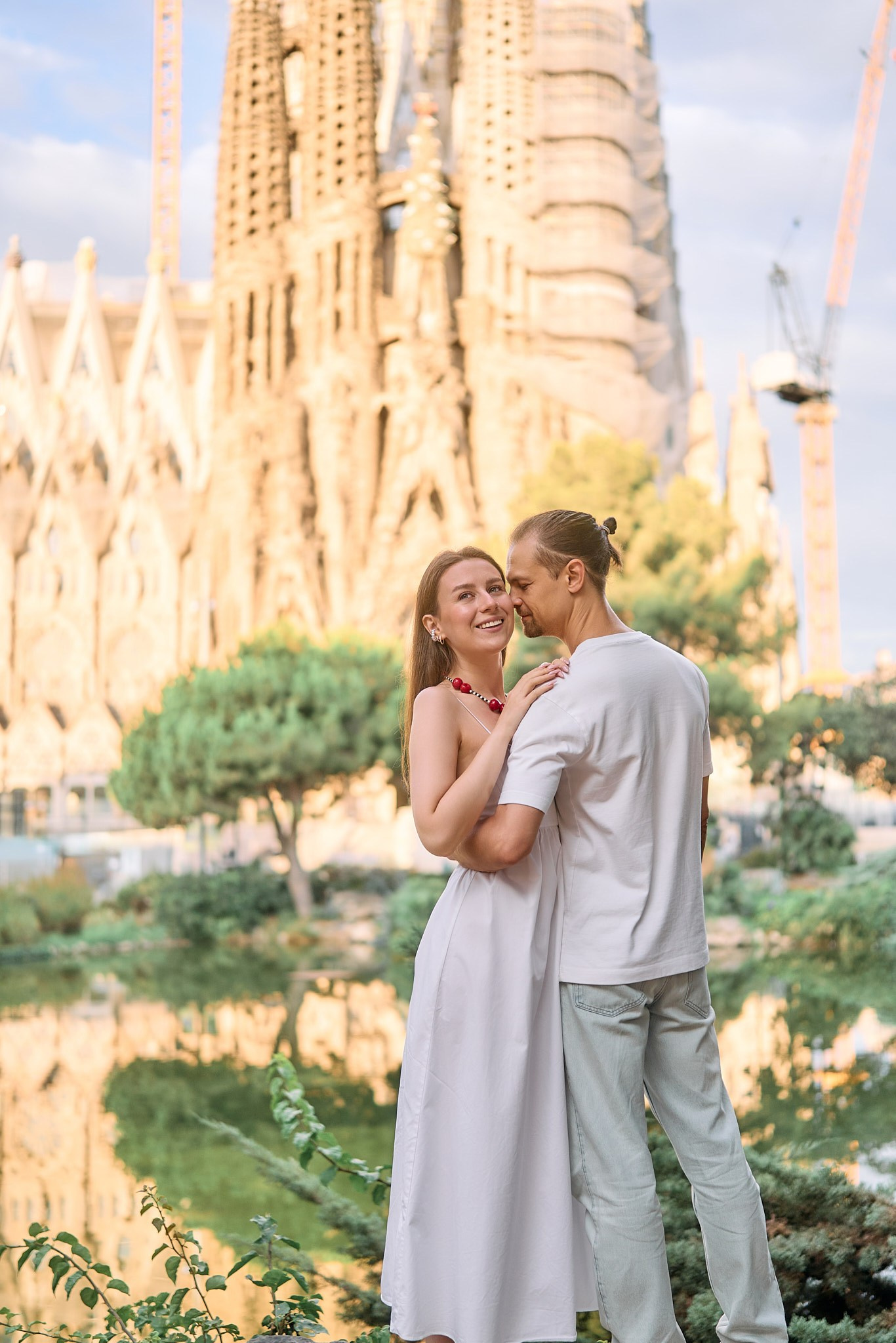 Description of the Sagrada Familia location for a love-story or individual photo shoot in Barcelona, examples of photos. POSTCARD.BCN Photographer Kate in Barcelona. Love-story, family or individual photo shoots