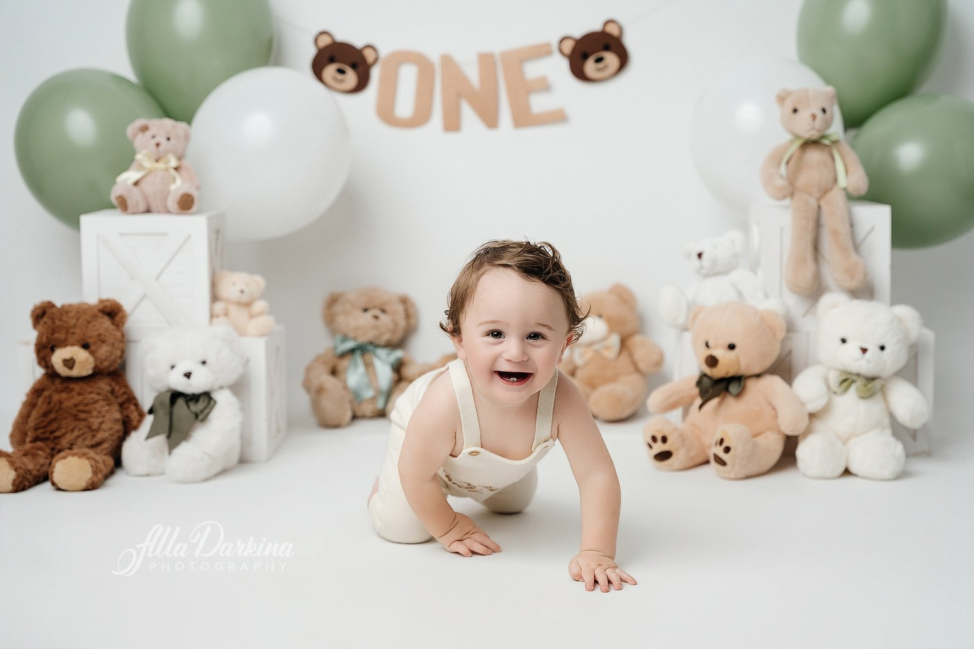 Cake smash session price guide. Newborn and family photographer. Hills District. Sydney