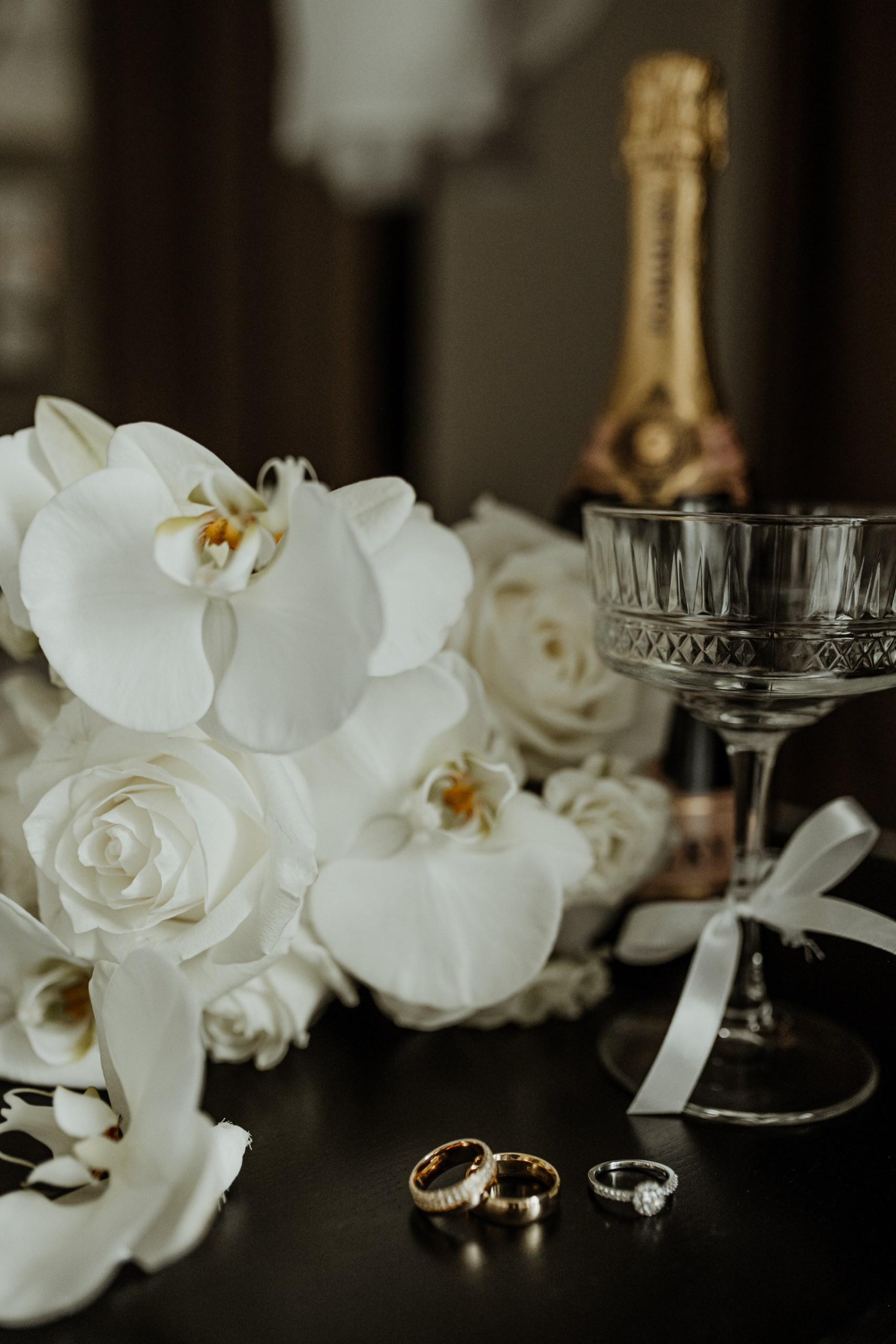 Hochzeitsringe und Brautstrauß stilvoll arrangiert – Hochzeitsfotograf Würzburg