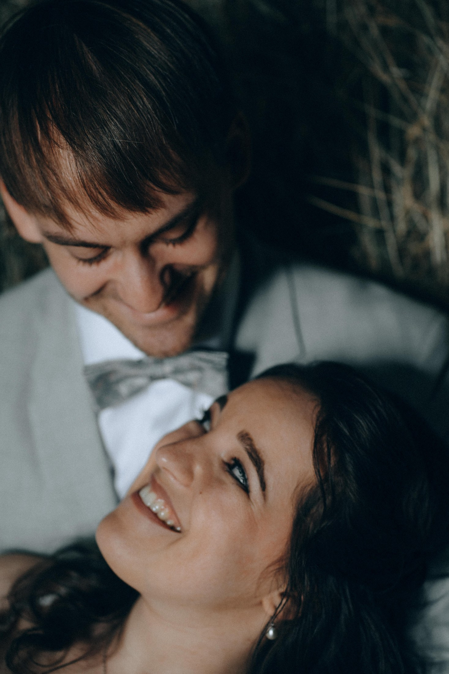 Romantisches Brautpaar im Heu – emotionale Hochzeitsfotografie Dresden