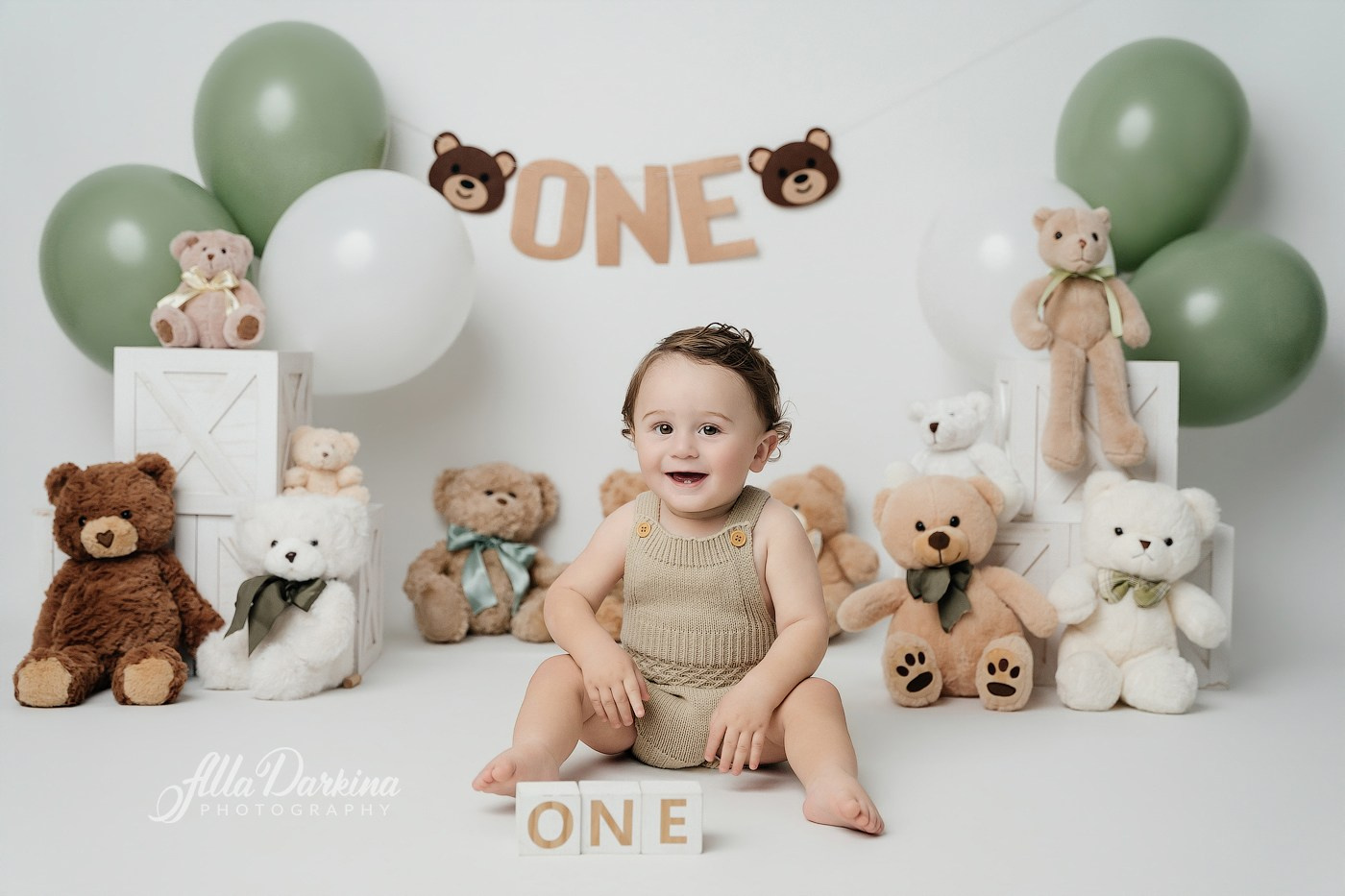Cake smash session price guide. Newborn and family photographer. Hills District. Sydney