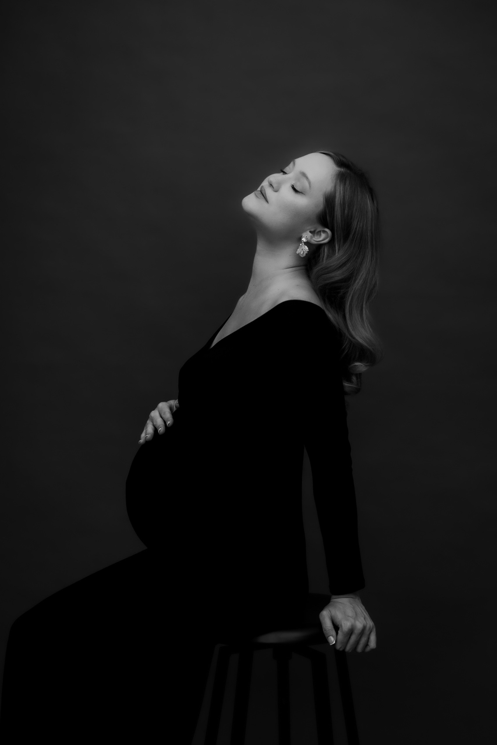 A women’s photo shoot at a photo studio. Family and children’s lifestyle photographer Elena Tumanova