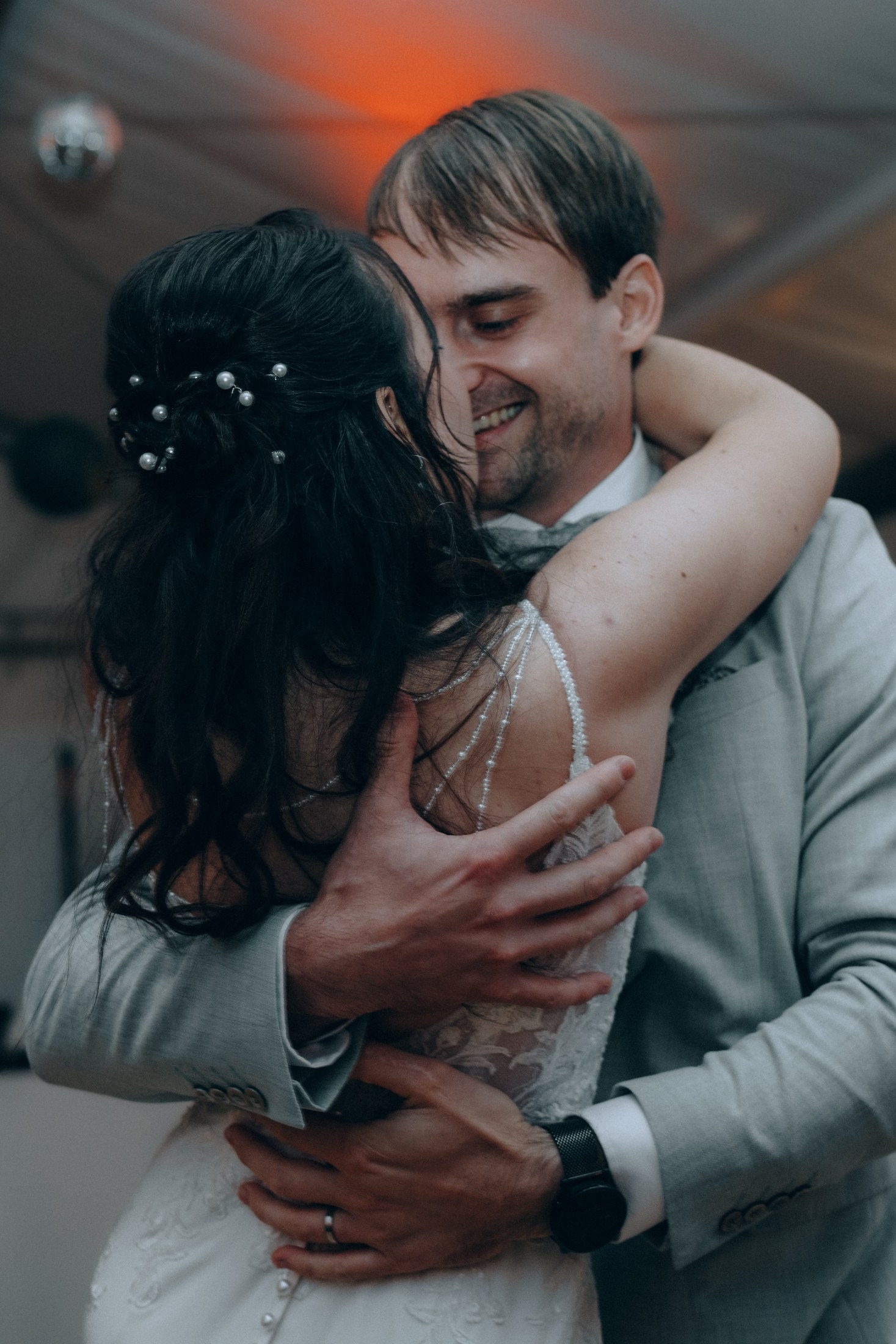 Brautpaar tanzt umarmt – romantische Hochzeitsreportage