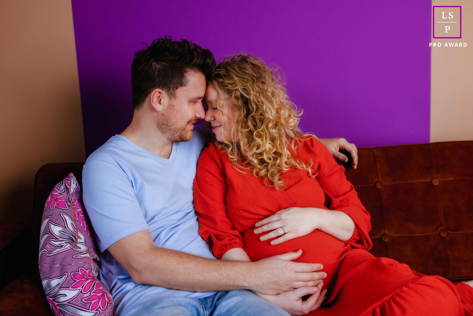 Liefdevolle zwangerschapsfotoshoot