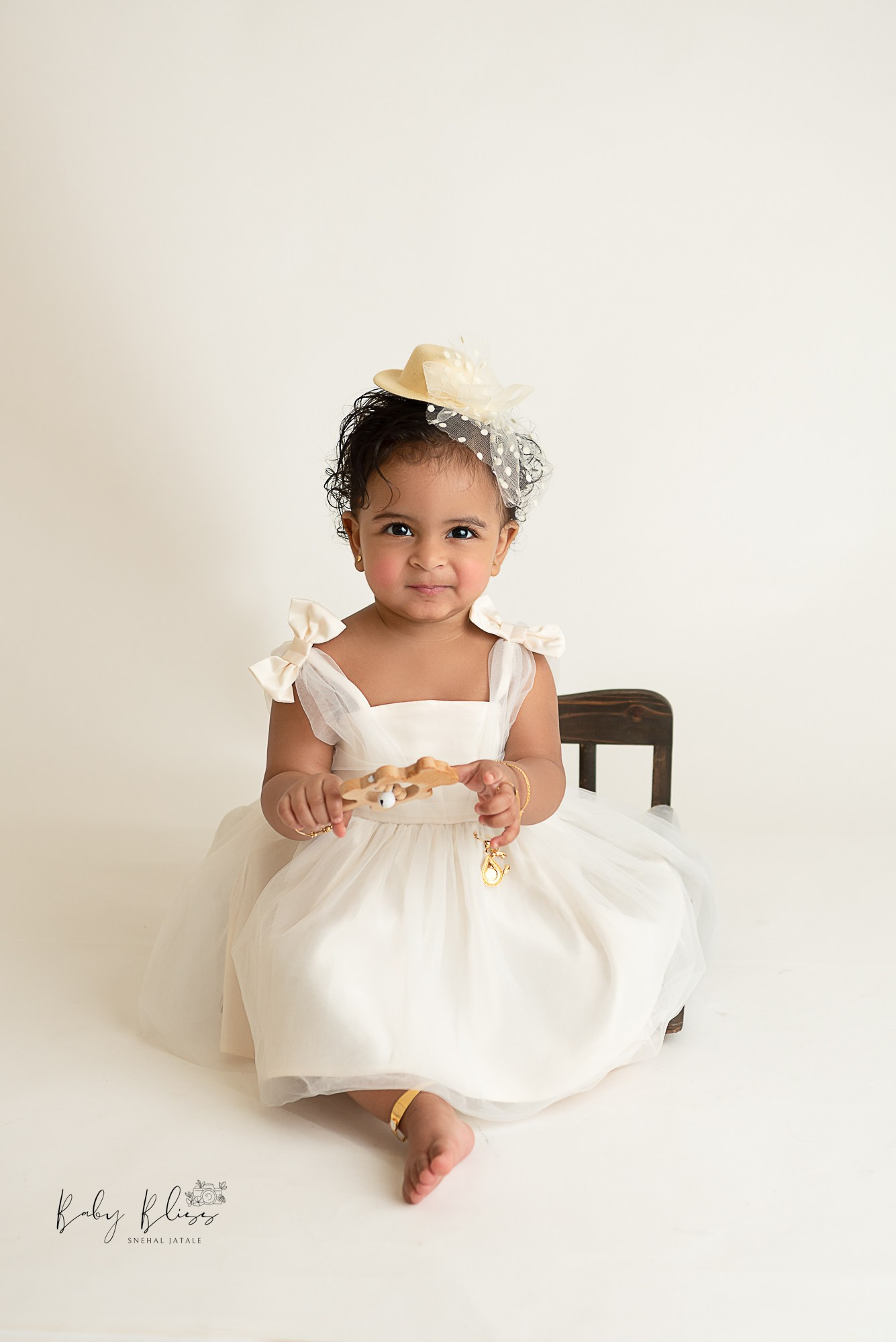 neutral colour tone outfit for sweet girl for her pre birthday photo shoot captured by female photographer.