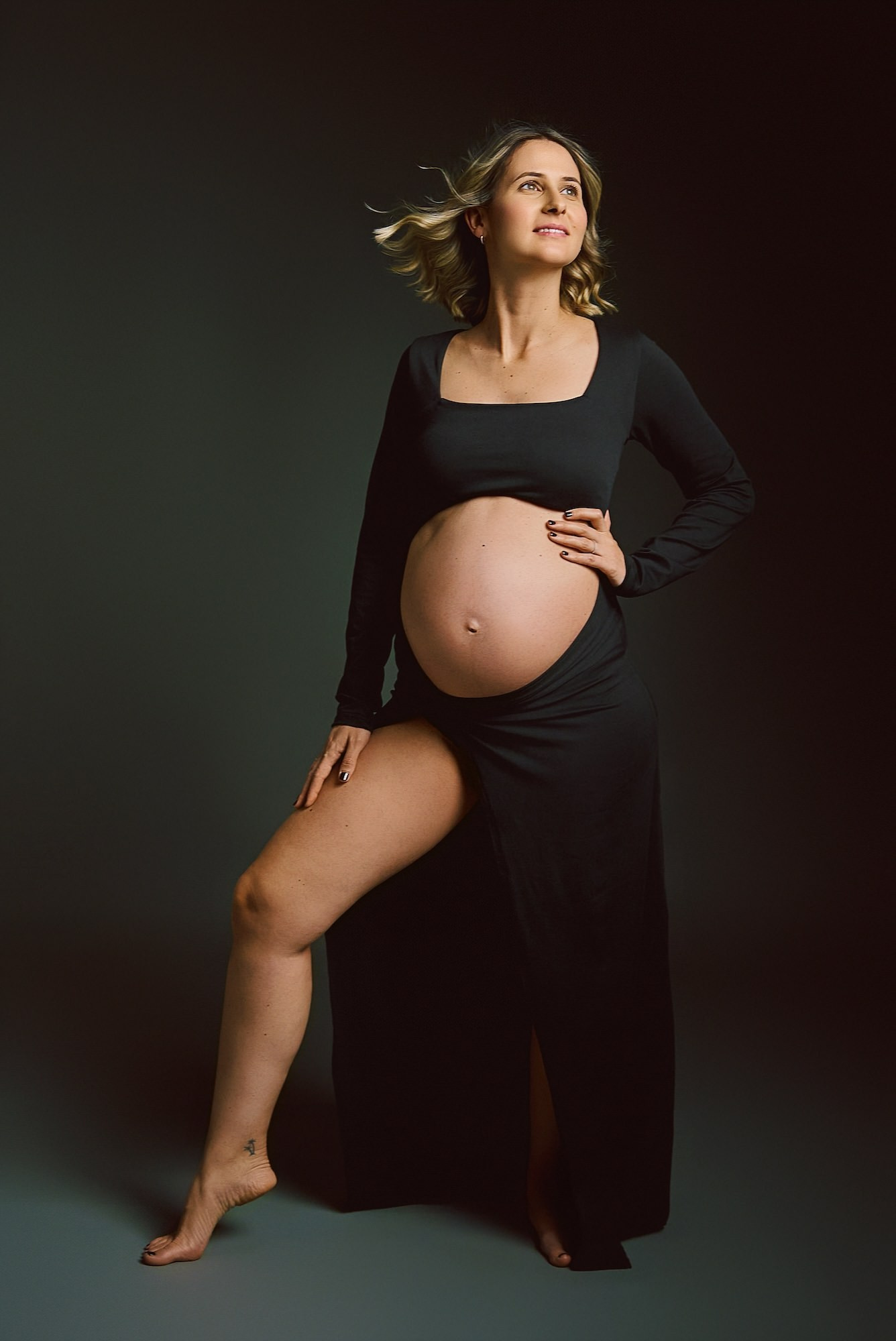 Fotografía de embarazo Tenerife con vestido largo
