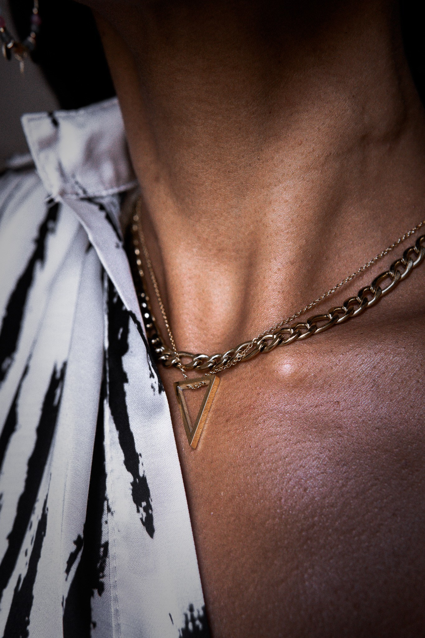 Collar con colgante sobre la piel, detalle cercano