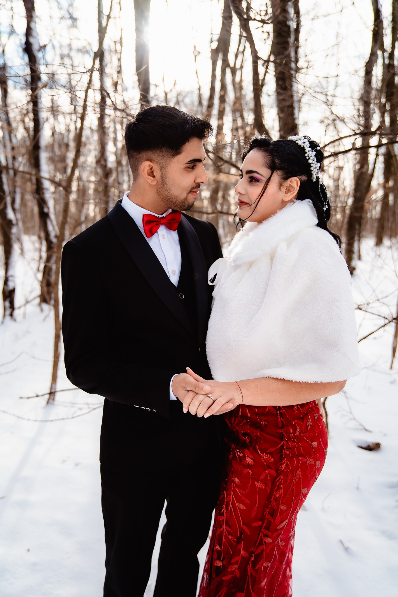 Priviri cu iubire intre miri