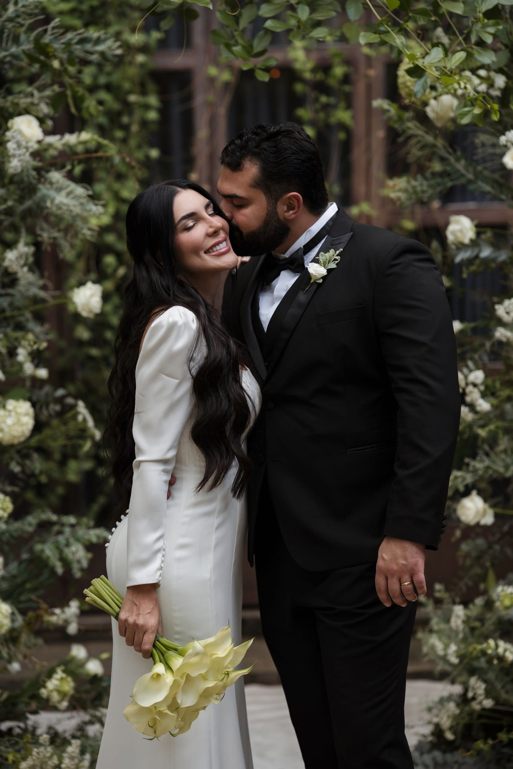 As fotos de casamento da Edu e Josi Fotografia são feitas para noivas que querem se lembrar exatamente como sentiram o dia. Nosso estilo documental valoriza o espontâneo e o emocional acima de tudo.