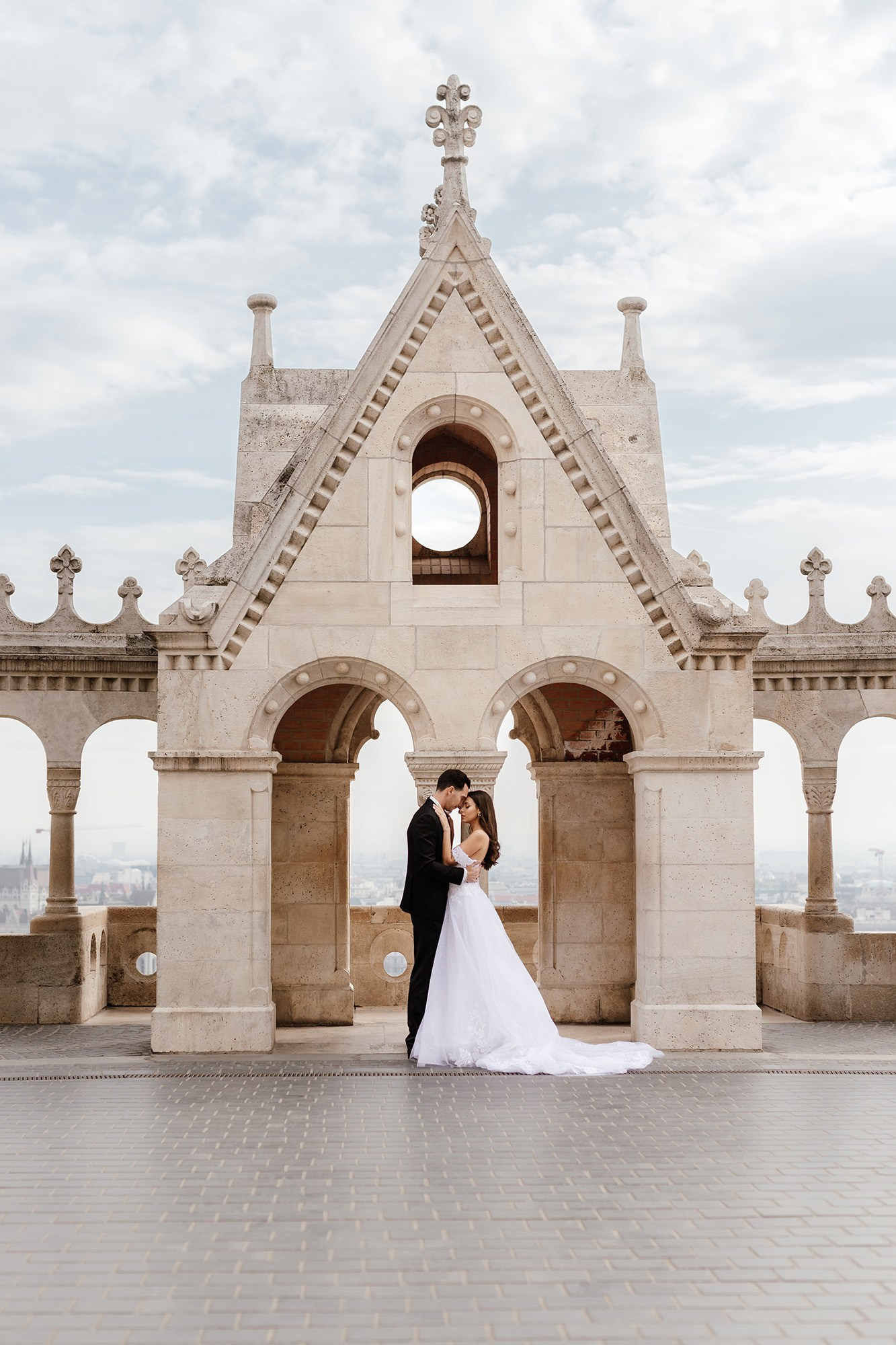 Mladenci tokom elegantnog vencanja ispred istorijske arhitekture