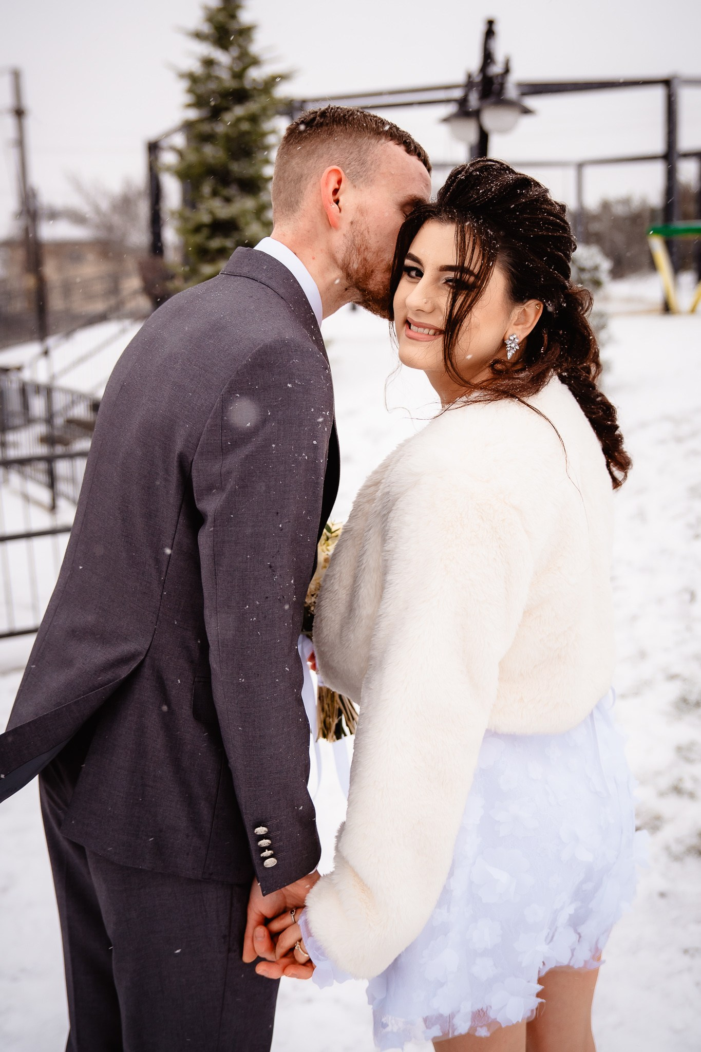 Ședință foto de cuplu în aer liber, iarna