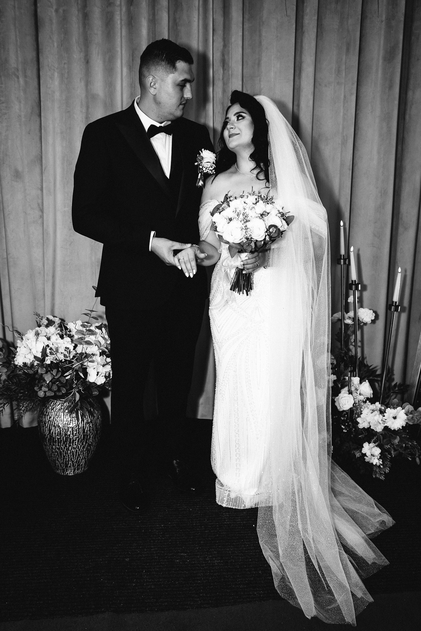 Portret de nuntă cu mirii în timpul ședinței foto