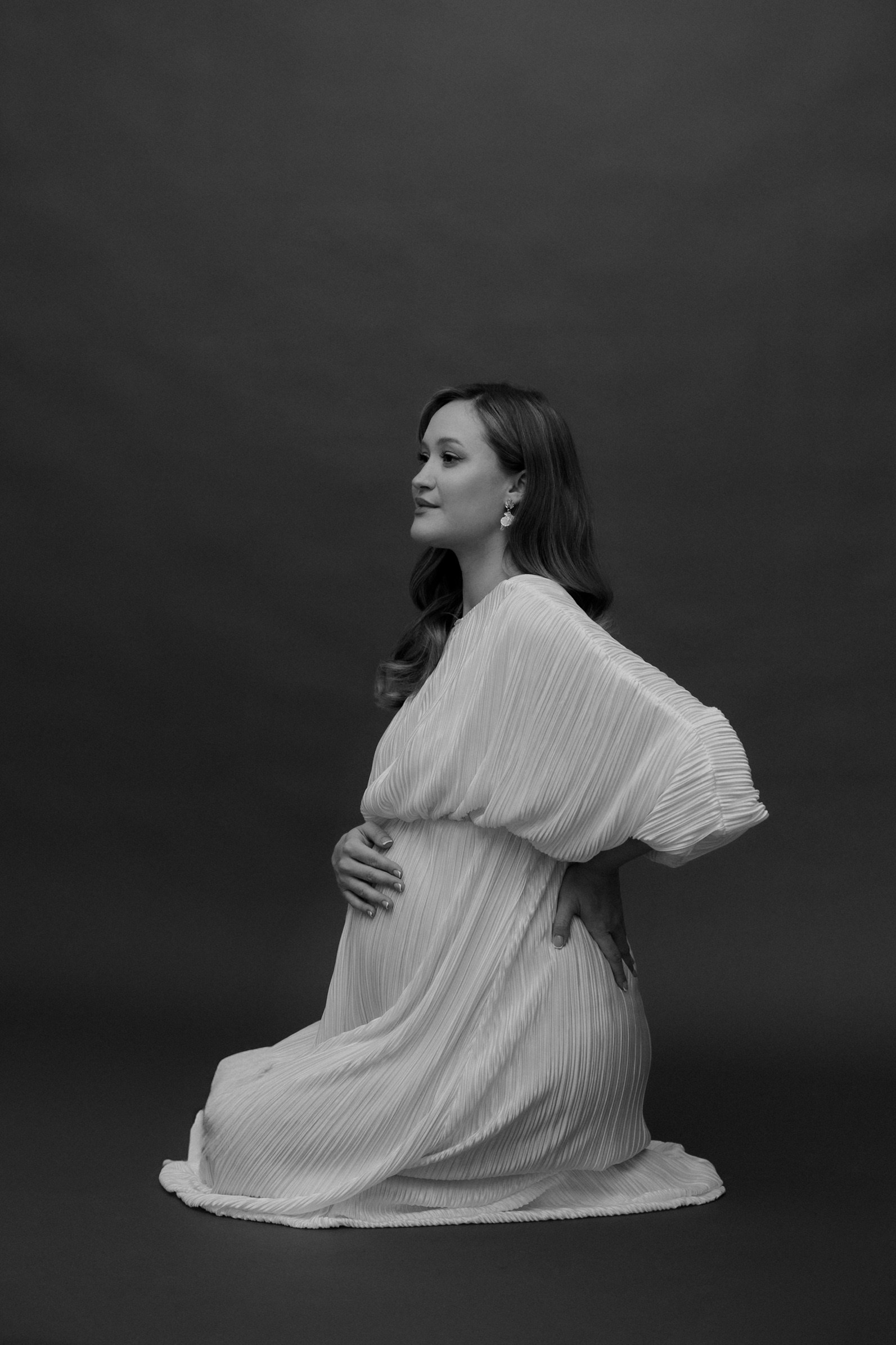 A women’s photo shoot at a photo studio. Family and children’s lifestyle photographer Elena Tumanova