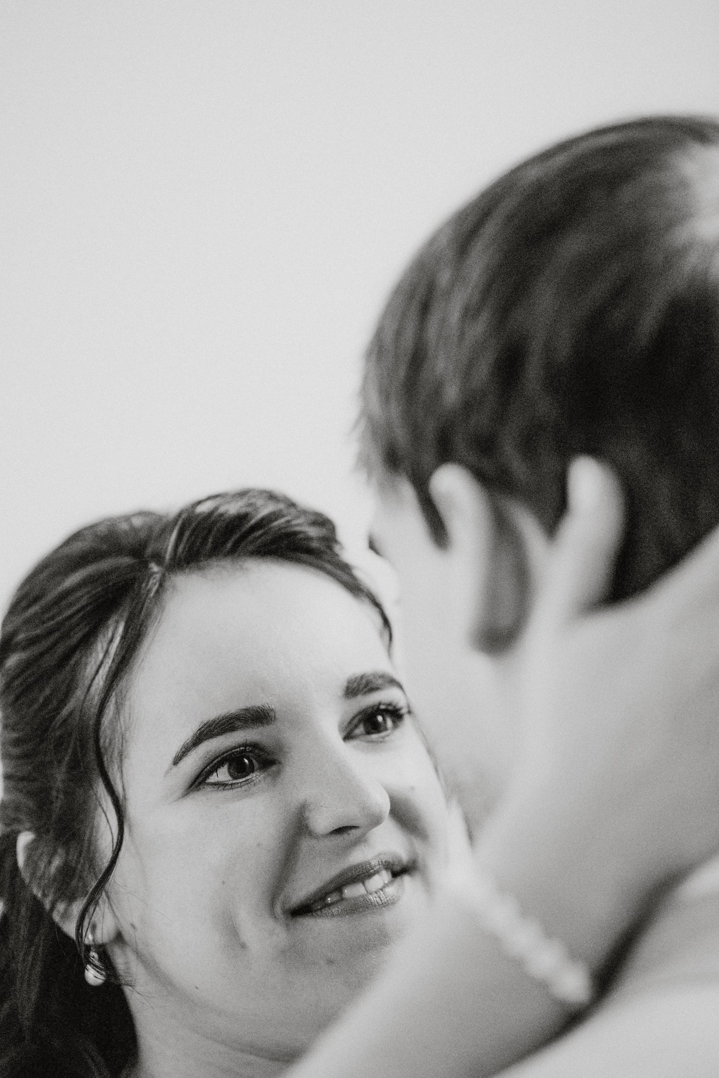 Braut und Bräutigam im Gespräch – authentische Hochzeitsreportage Dresden