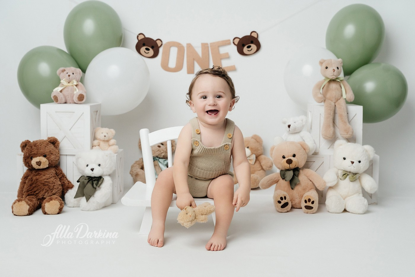 Cake smash session price guide. Newborn and family photographer. Hills District. Sydney