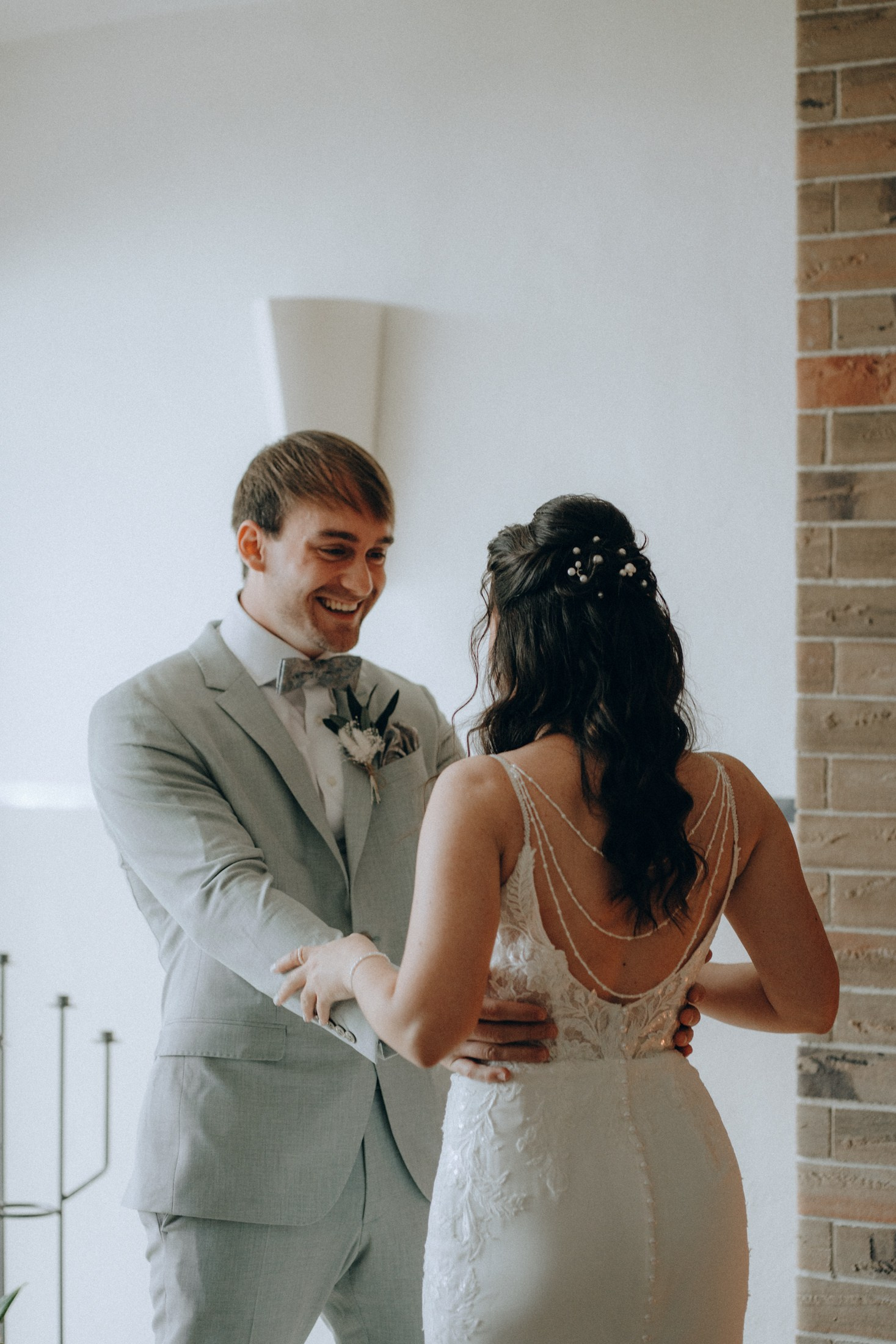 Bräutigam und Braut stehen im Zimmer – moderne Hochzeitsfotografie Dresden