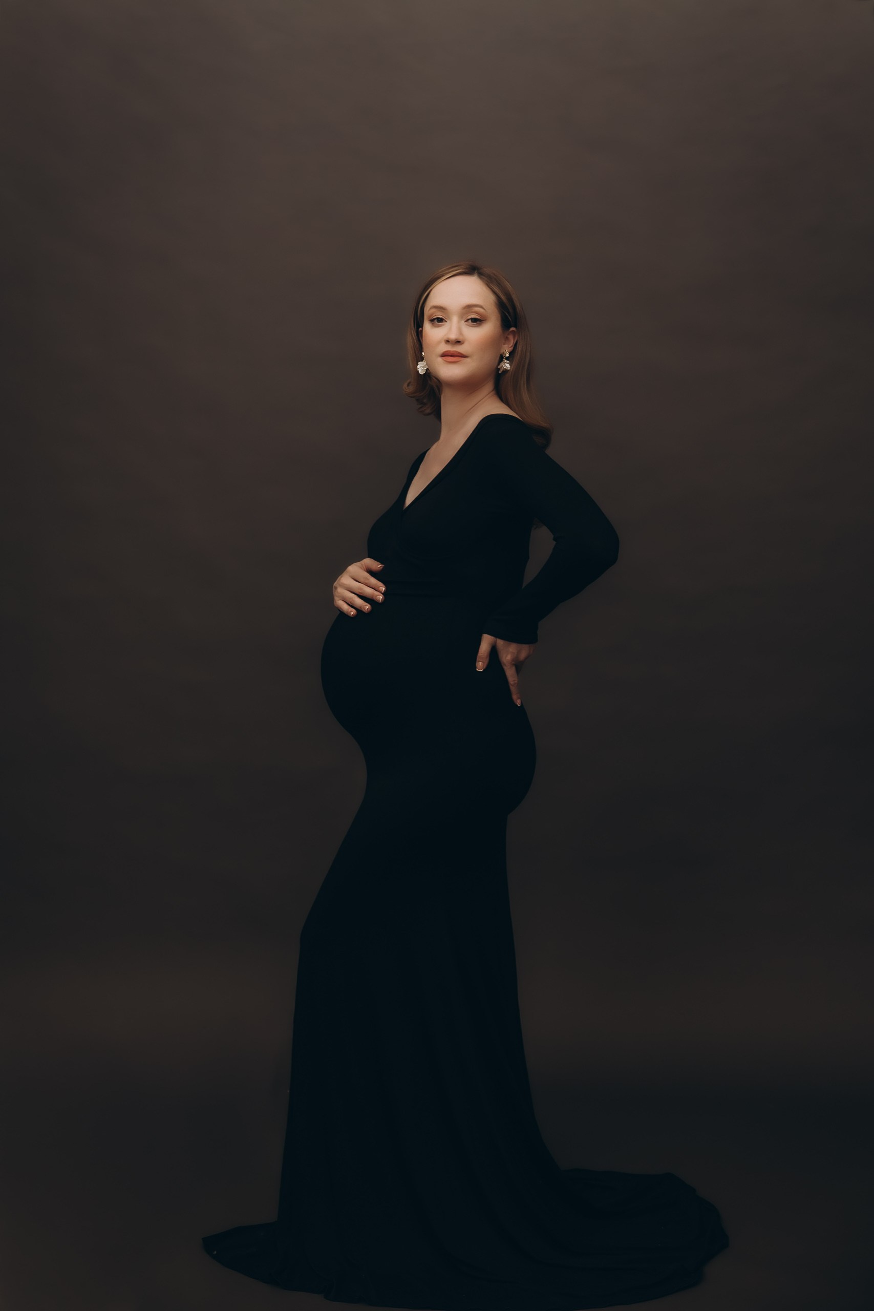 A women’s photo shoot at a photo studio. Family and children’s lifestyle photographer Elena Tumanova