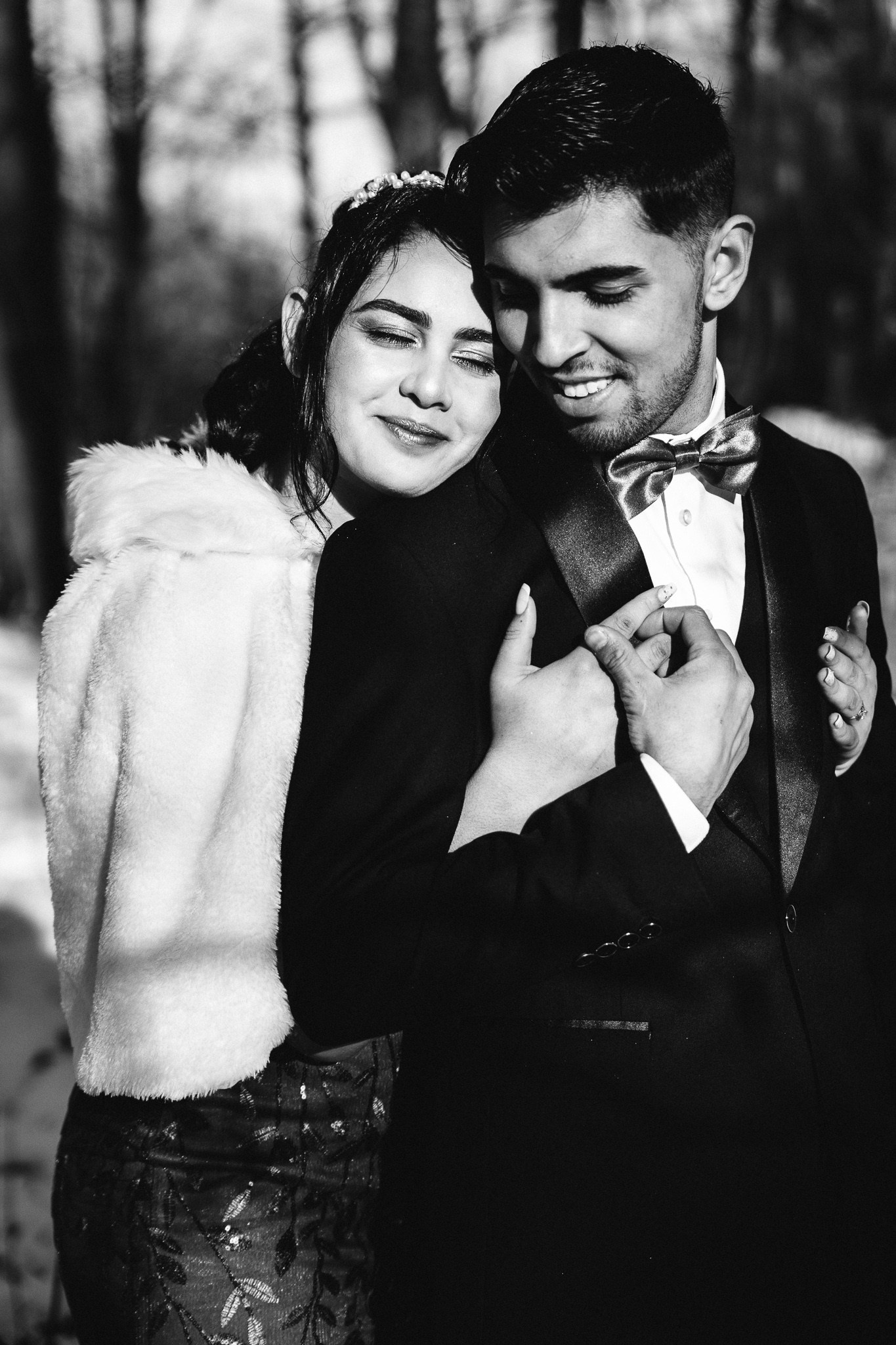 Portret alb negru miri in natura cu lumina naturala