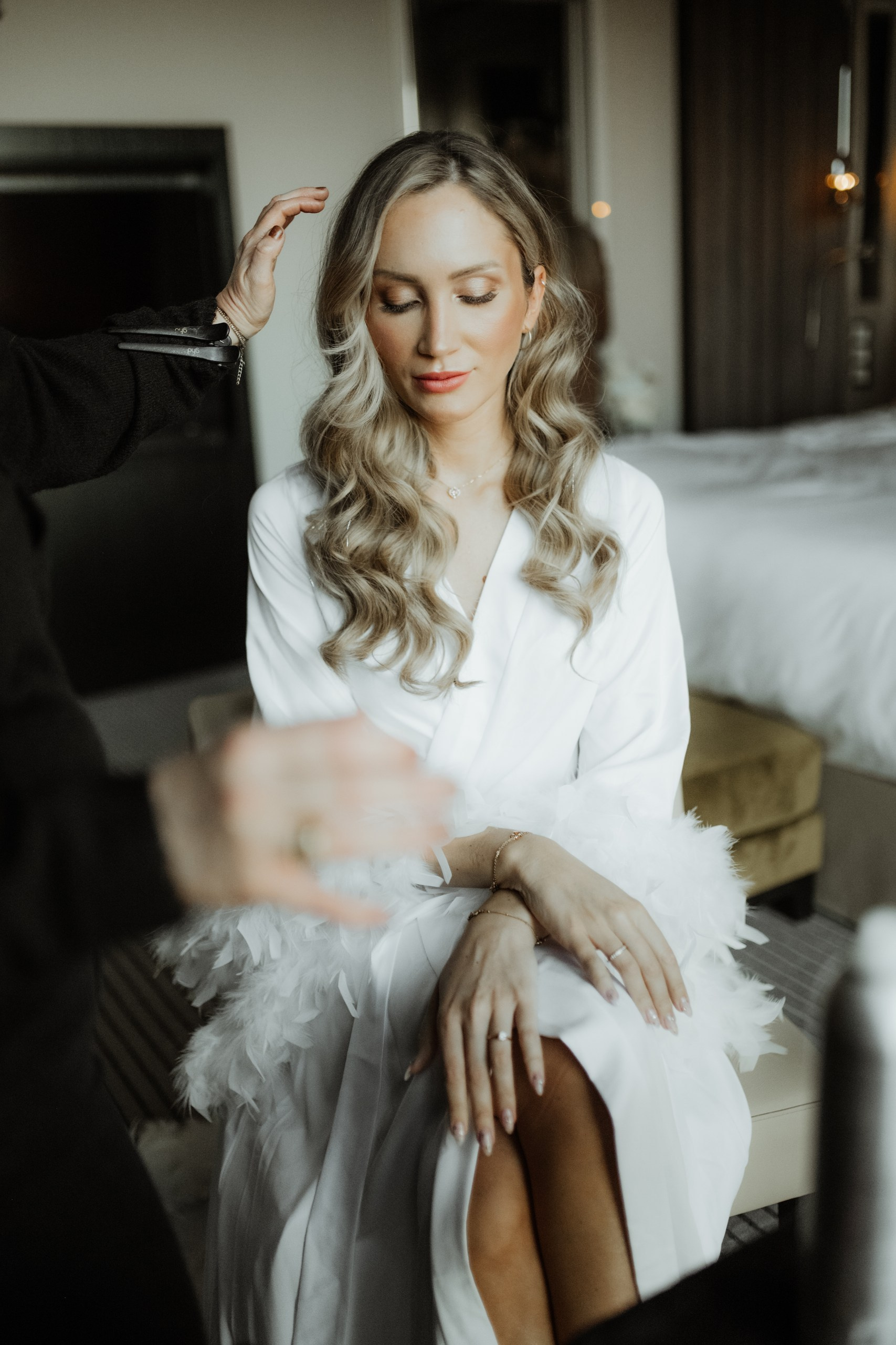 Braut beim Getting Ready mit Make-up – Hochzeitsfotograf Würzburg