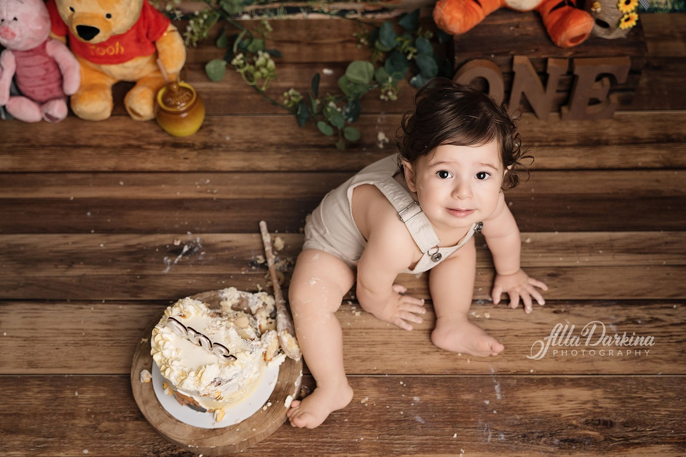 Arta’s “Winnie The Pooh” cake smash session