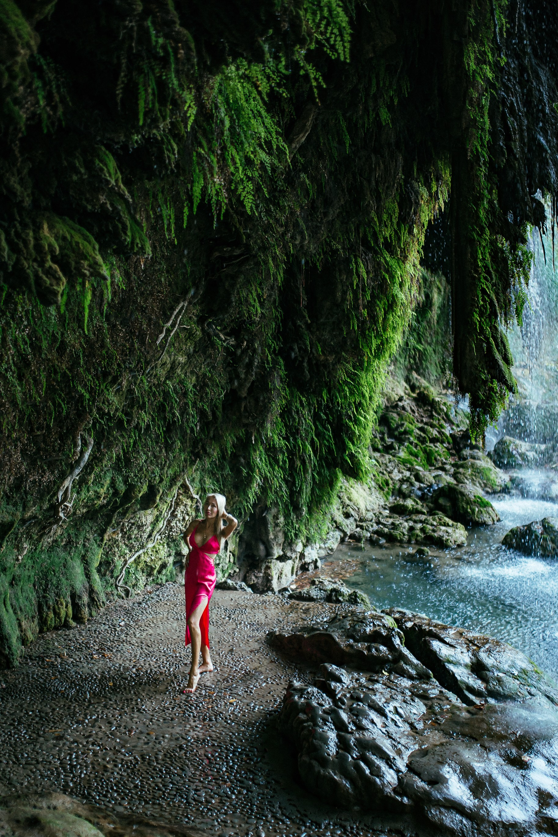 Девушка на водопаде в Анталии| Фотографанталия