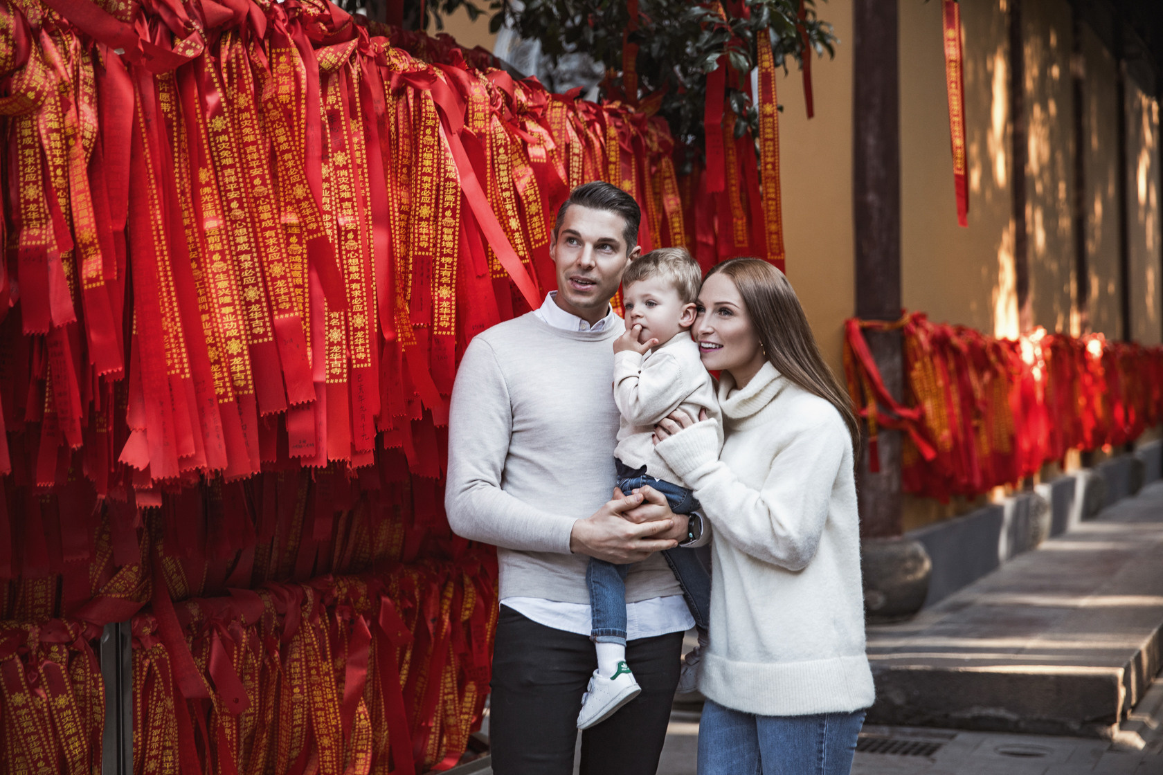 Фотосессия в храме Longhua, Шанхай. Семейная фотосессия - папа, мама и сын