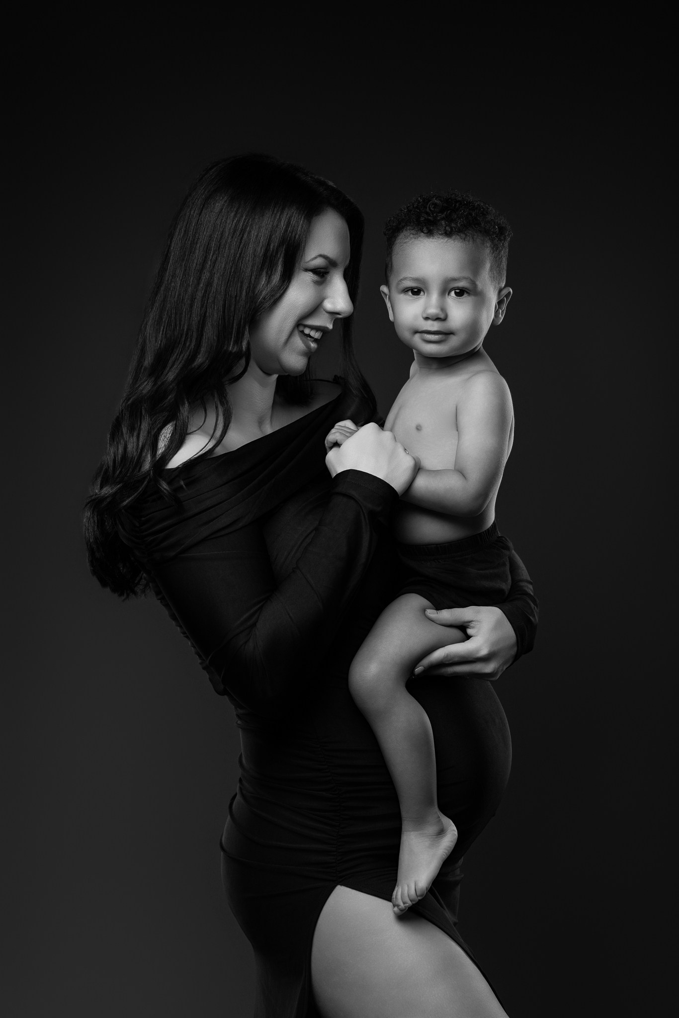 Professional family, maternity & newborn photographer in North Charleston, SC, creating timeless portraits