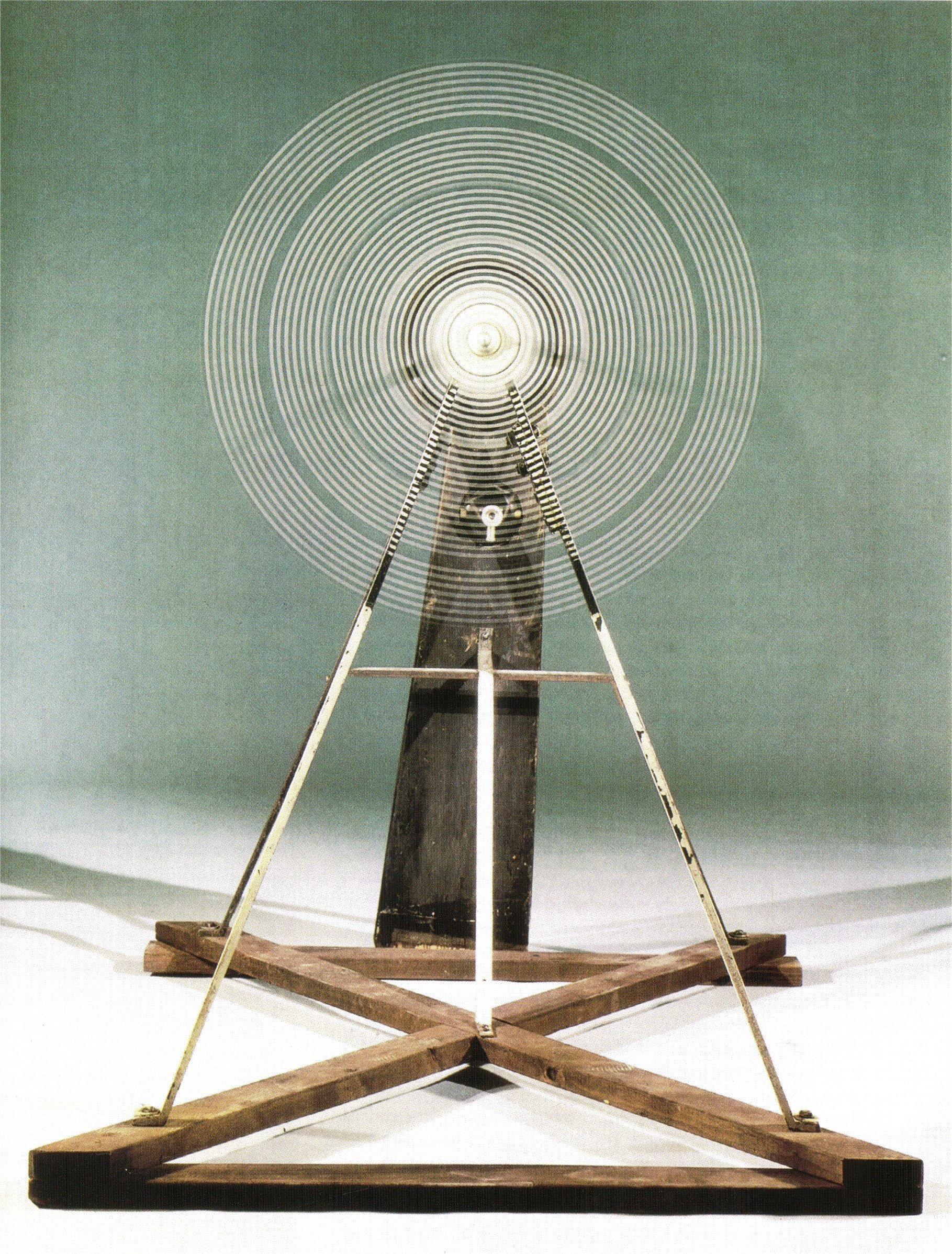 Марсель Дюшан, Rotary Glass Plates 1920: вращающиеся стеклянные пластины на механическом станке, создающие оптические иллюзии и визуализацию четвёртого измерения